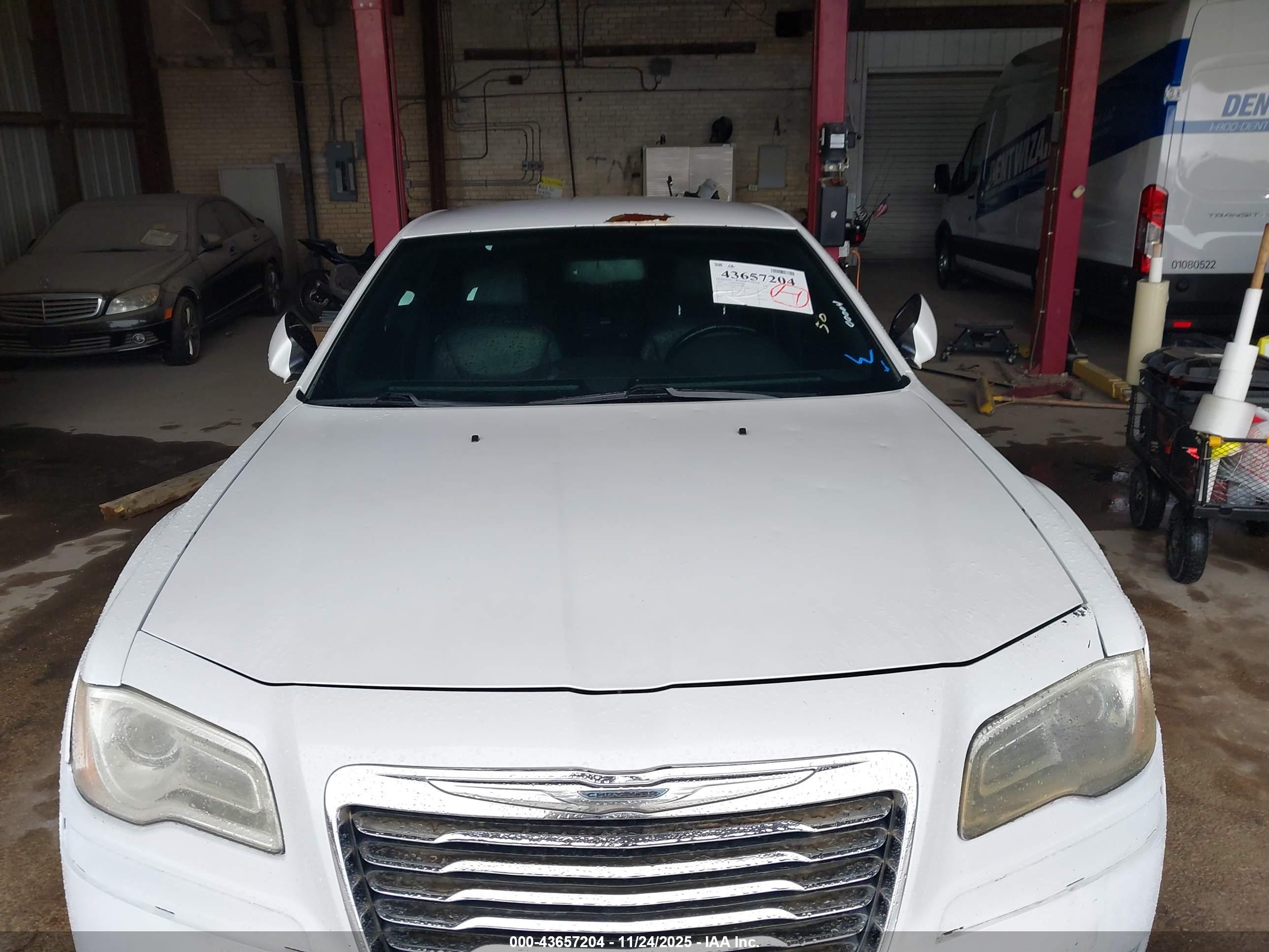 CHRYSLER 300 image 6