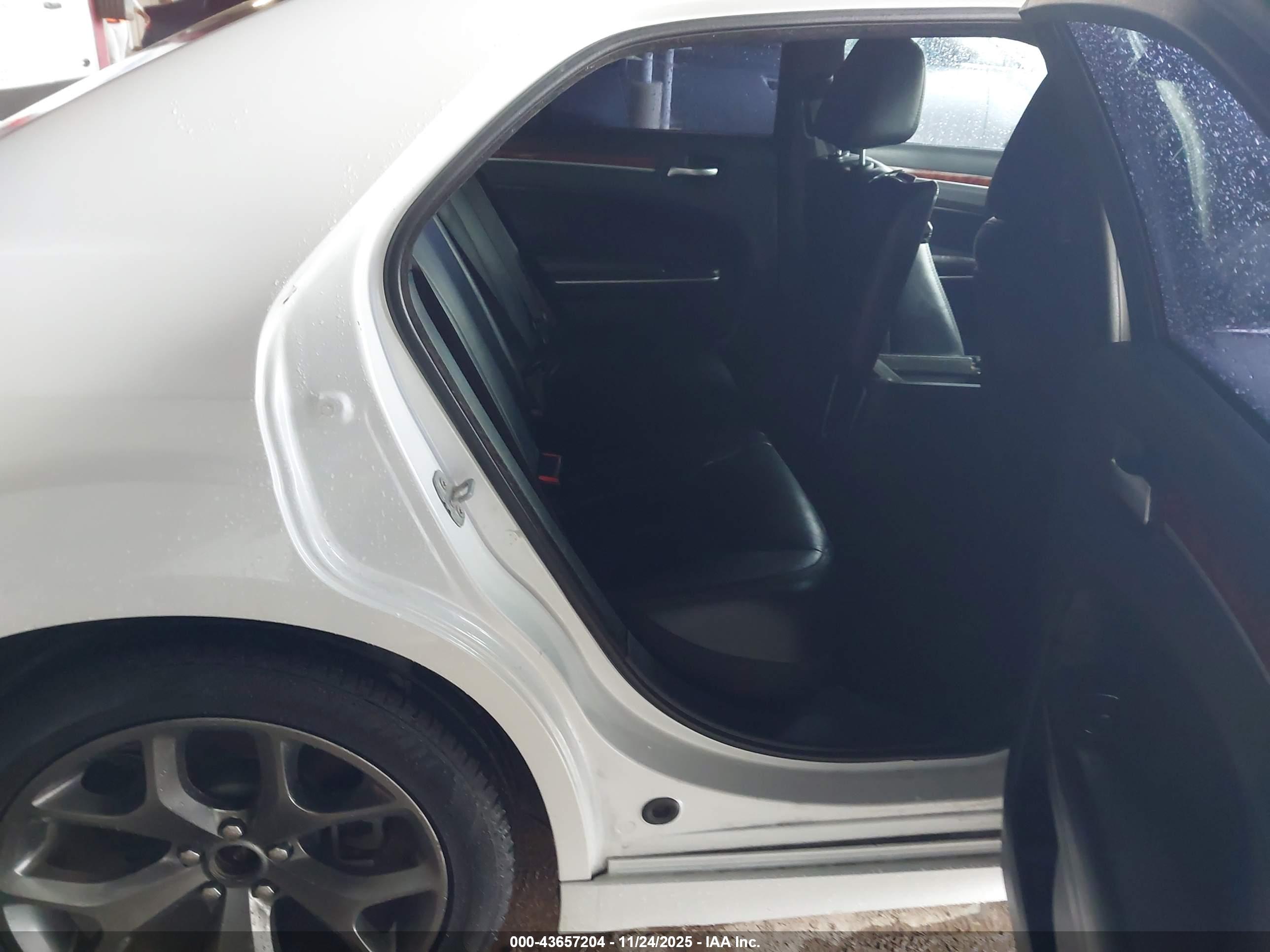 CHRYSLER 300 image 8