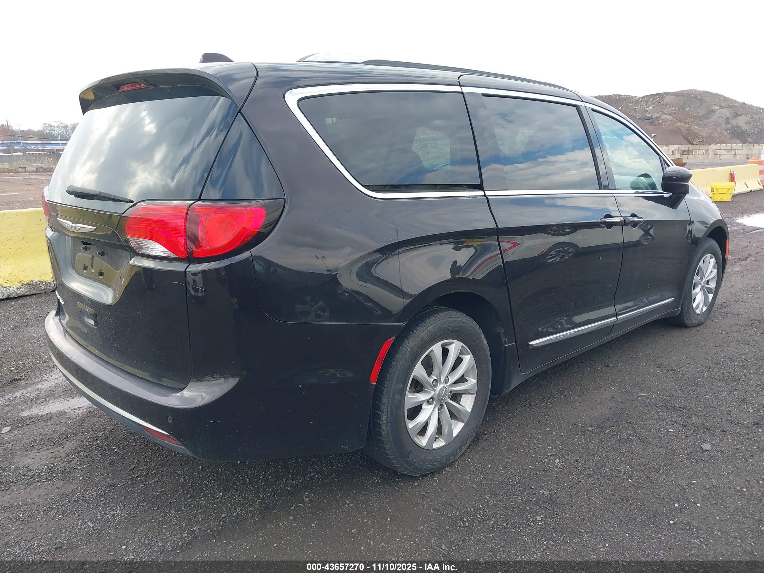 CHRYSLER PACIFICA image 4