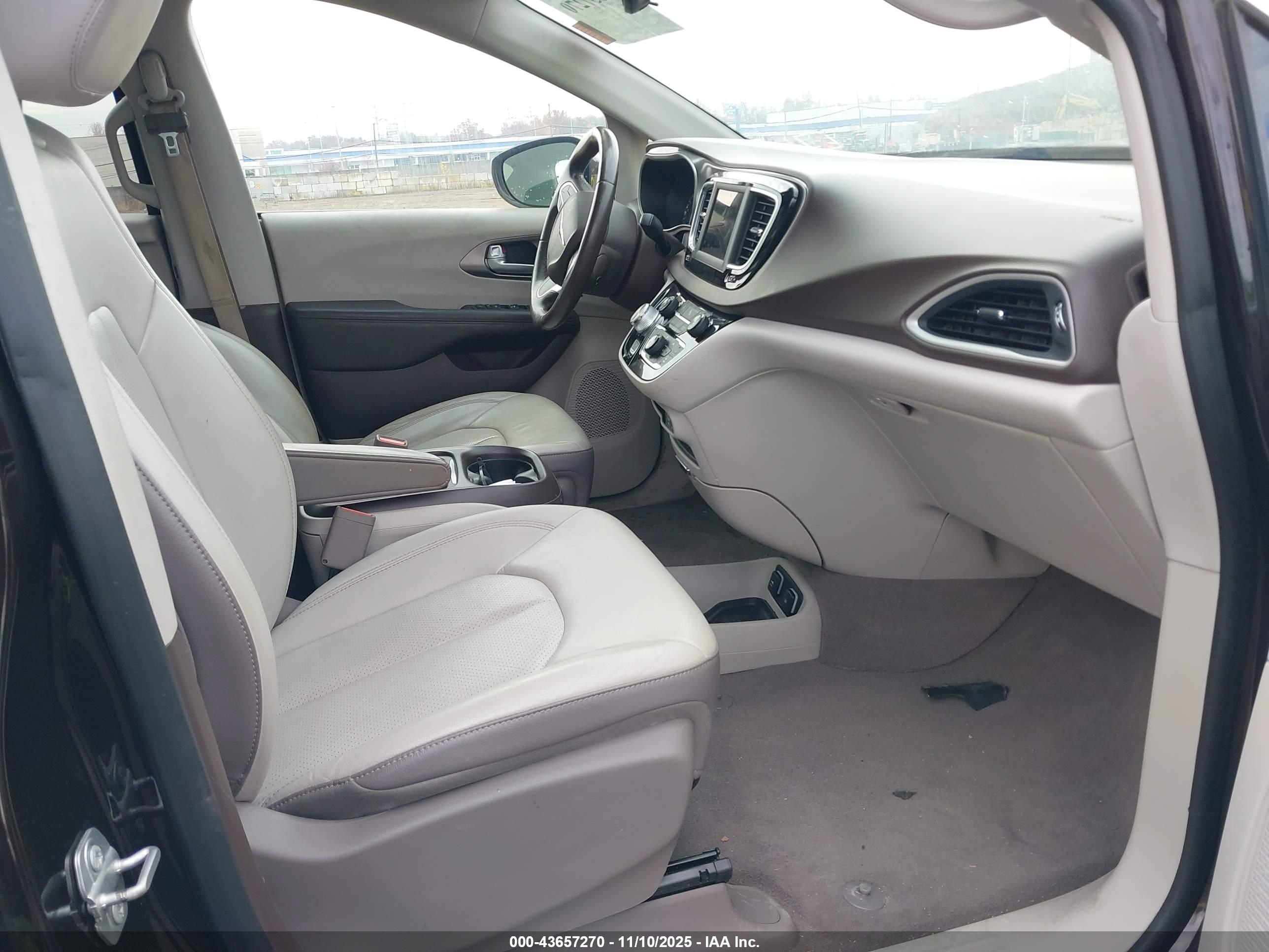 CHRYSLER PACIFICA image 5