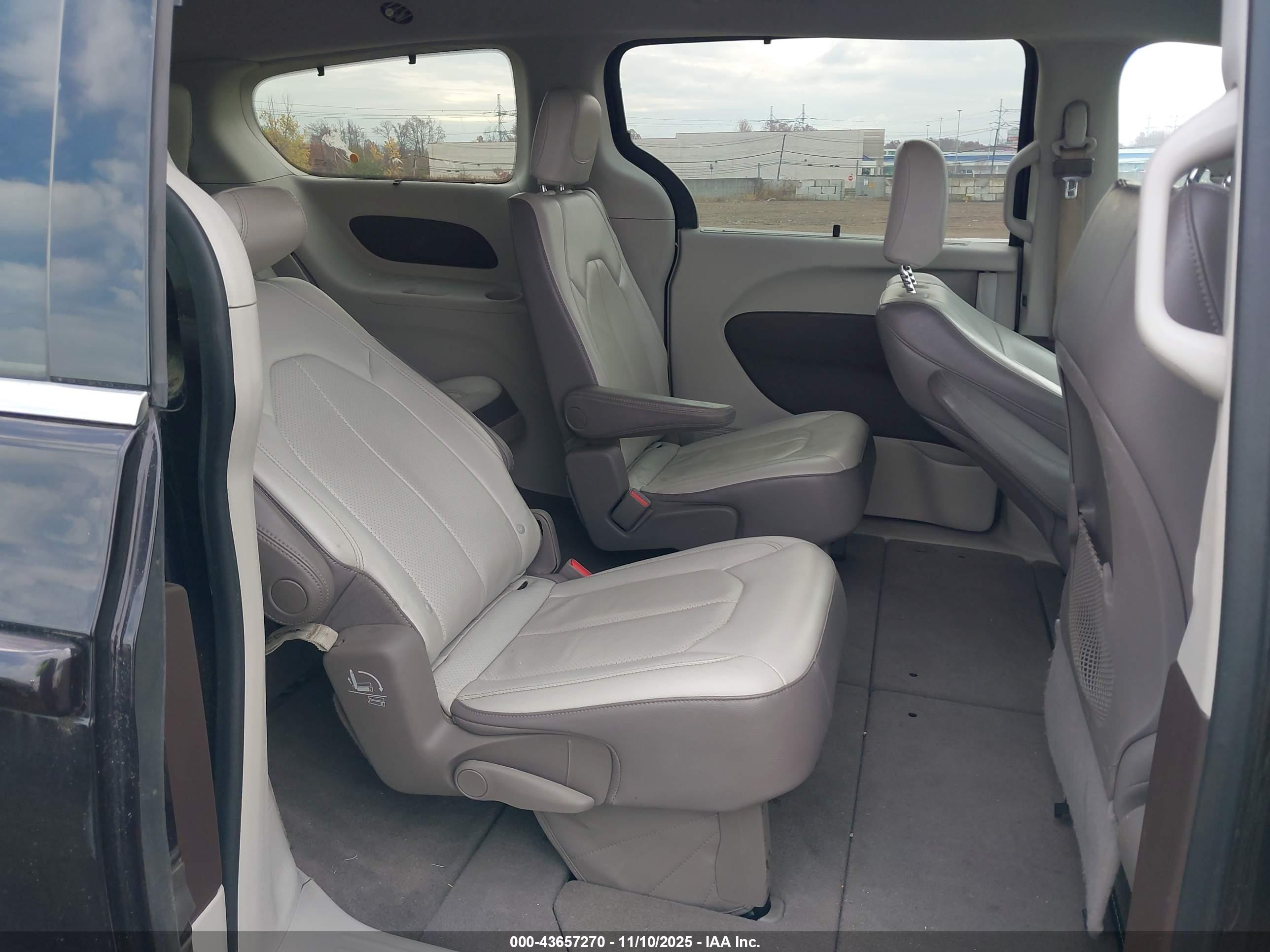 CHRYSLER PACIFICA image 8