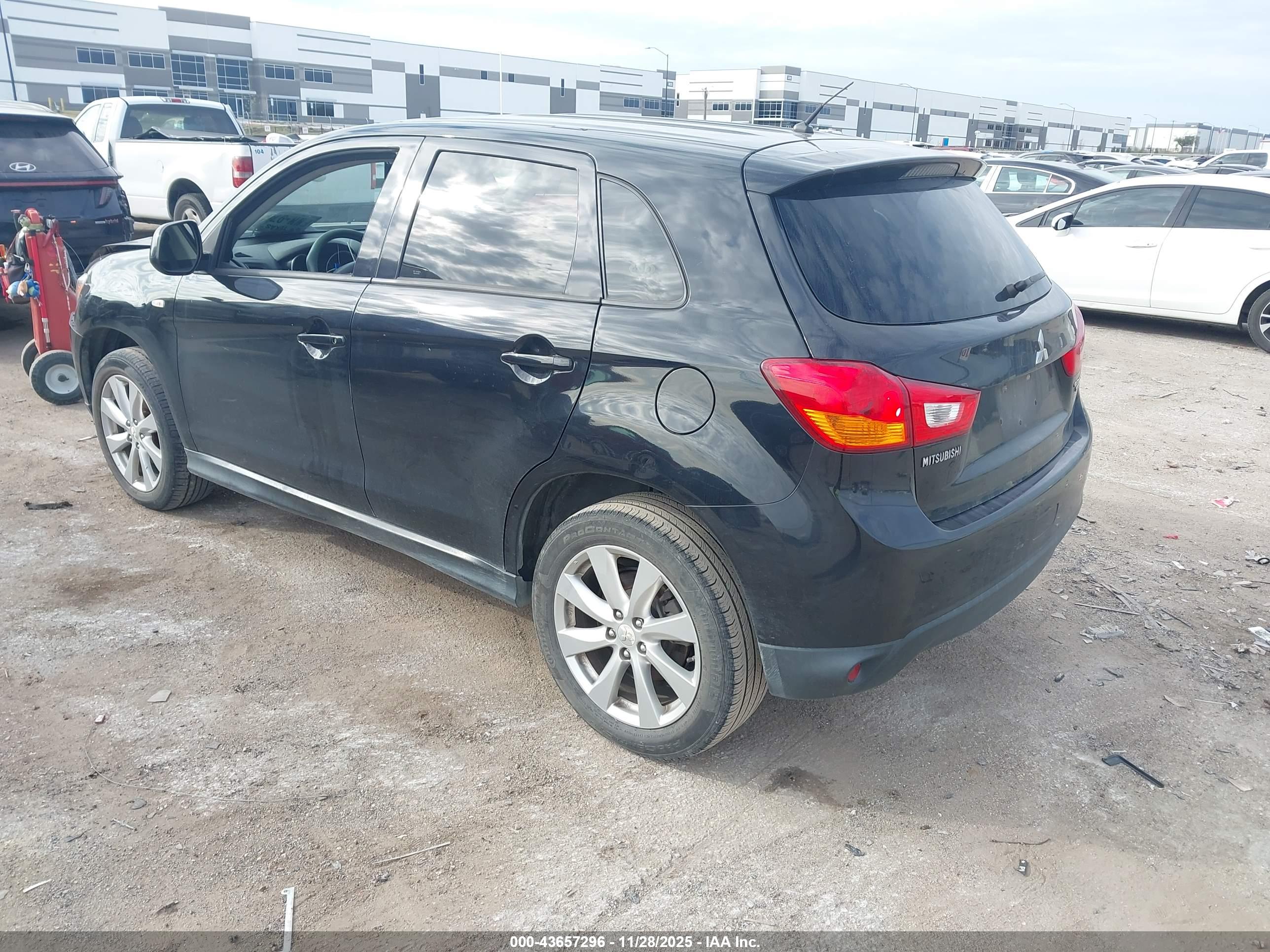 MITSUBISHI OUTLANDER image 3