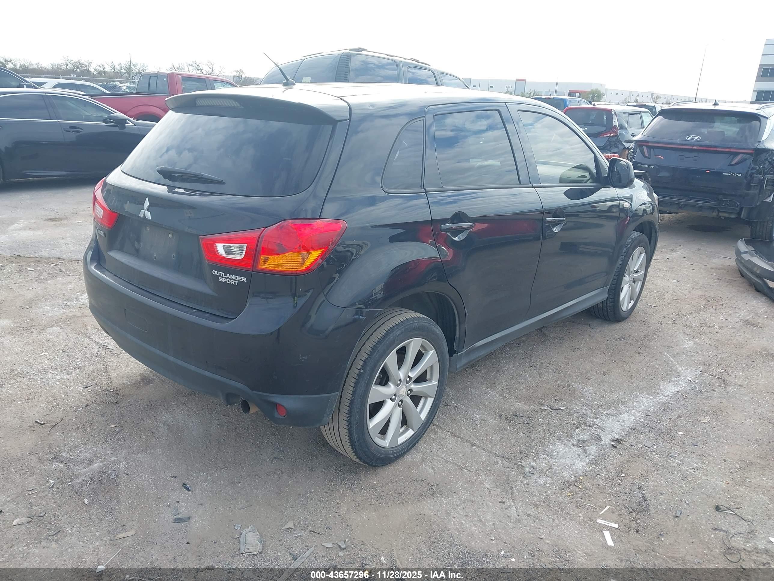 MITSUBISHI OUTLANDER image 4