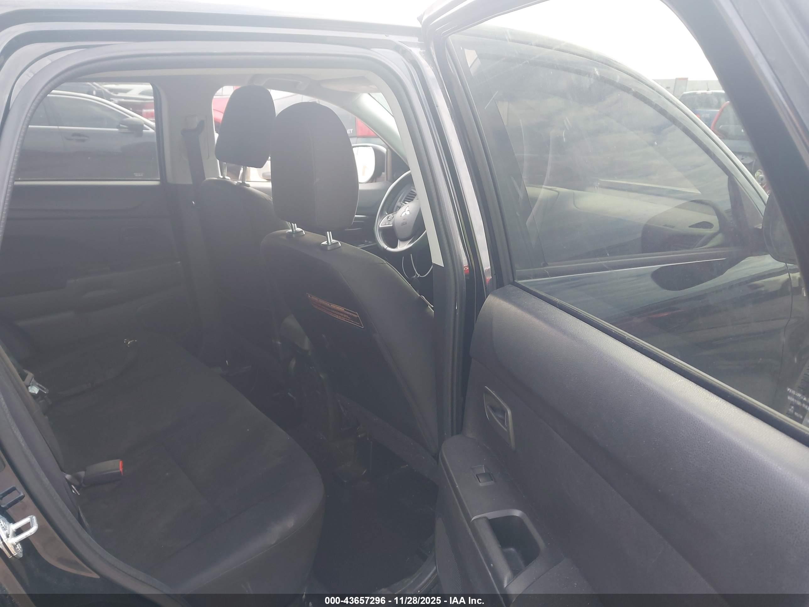 MITSUBISHI OUTLANDER image 8