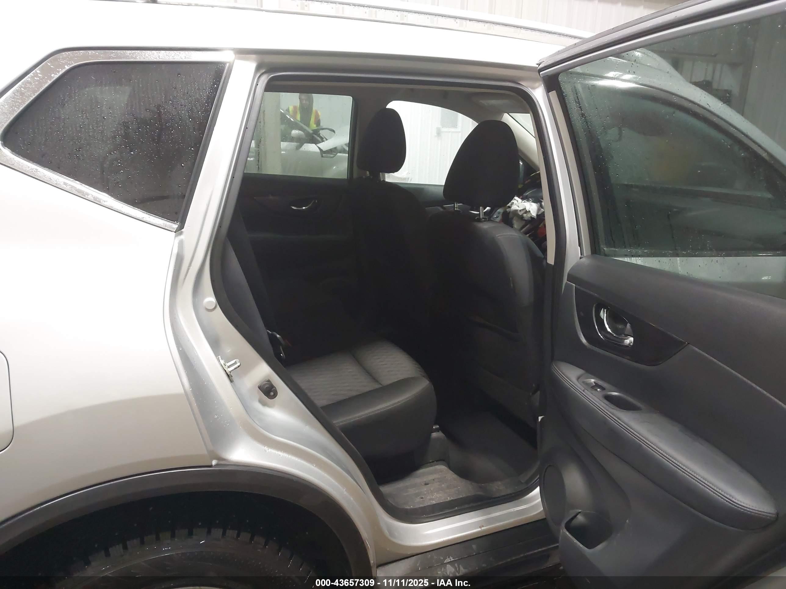 NISSAN ROGUE image 8