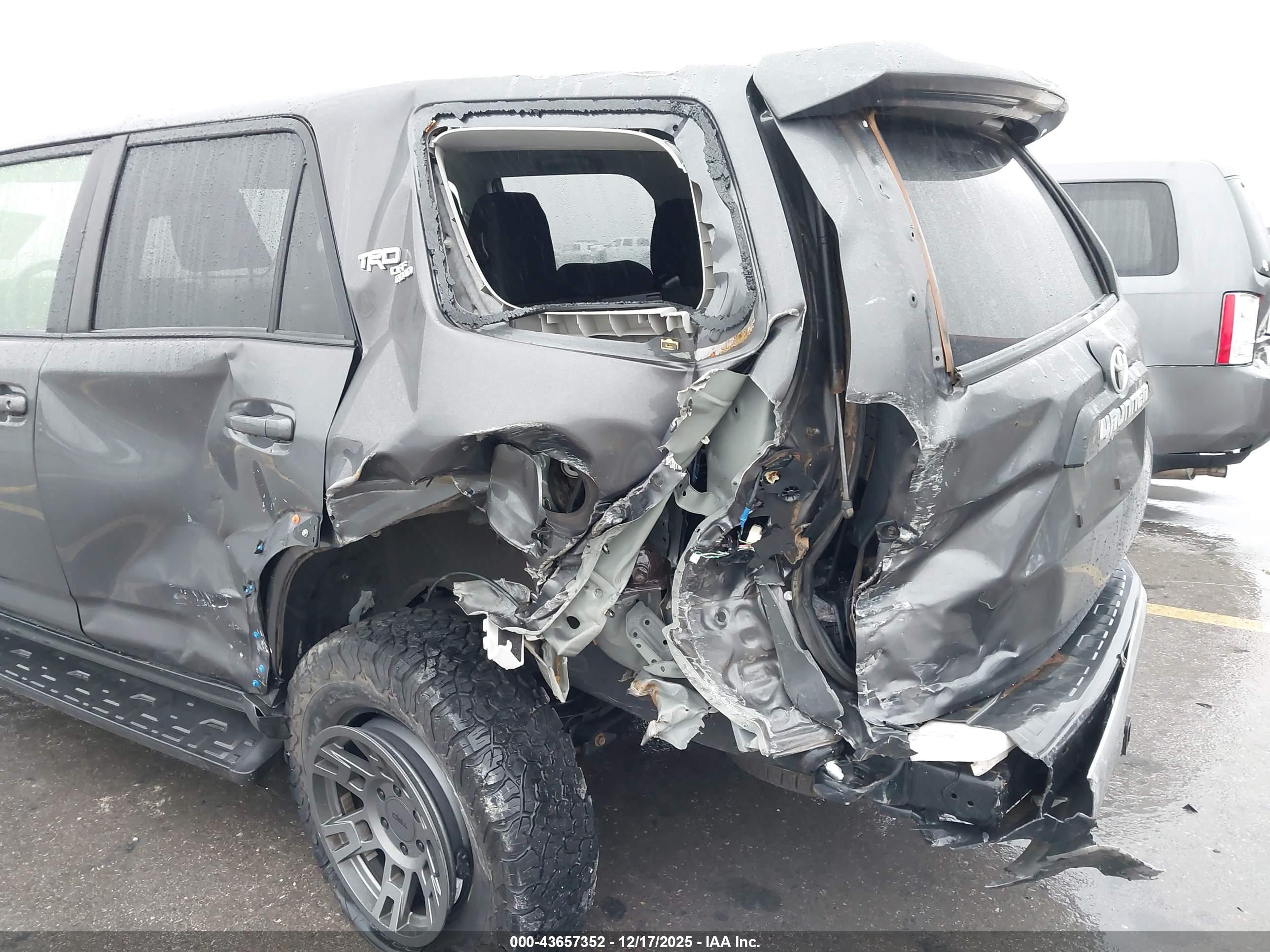 TOYOTA 4RUNNER image 6