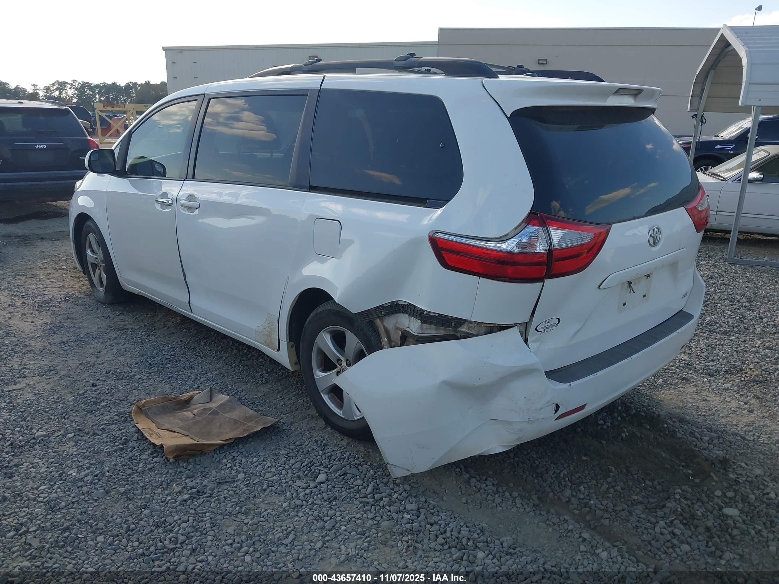 TOYOTA SIENNA image 3