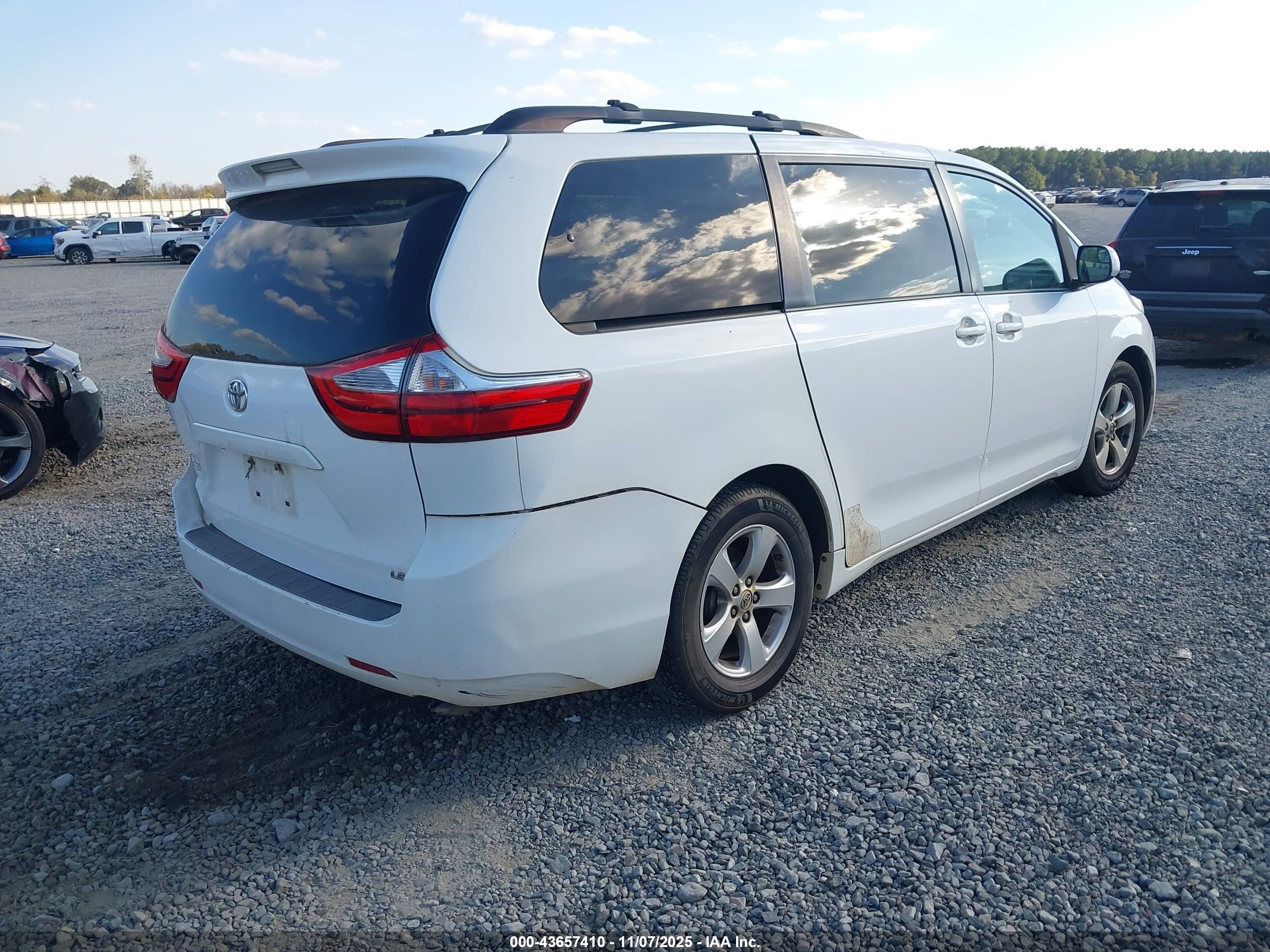 TOYOTA SIENNA image 4
