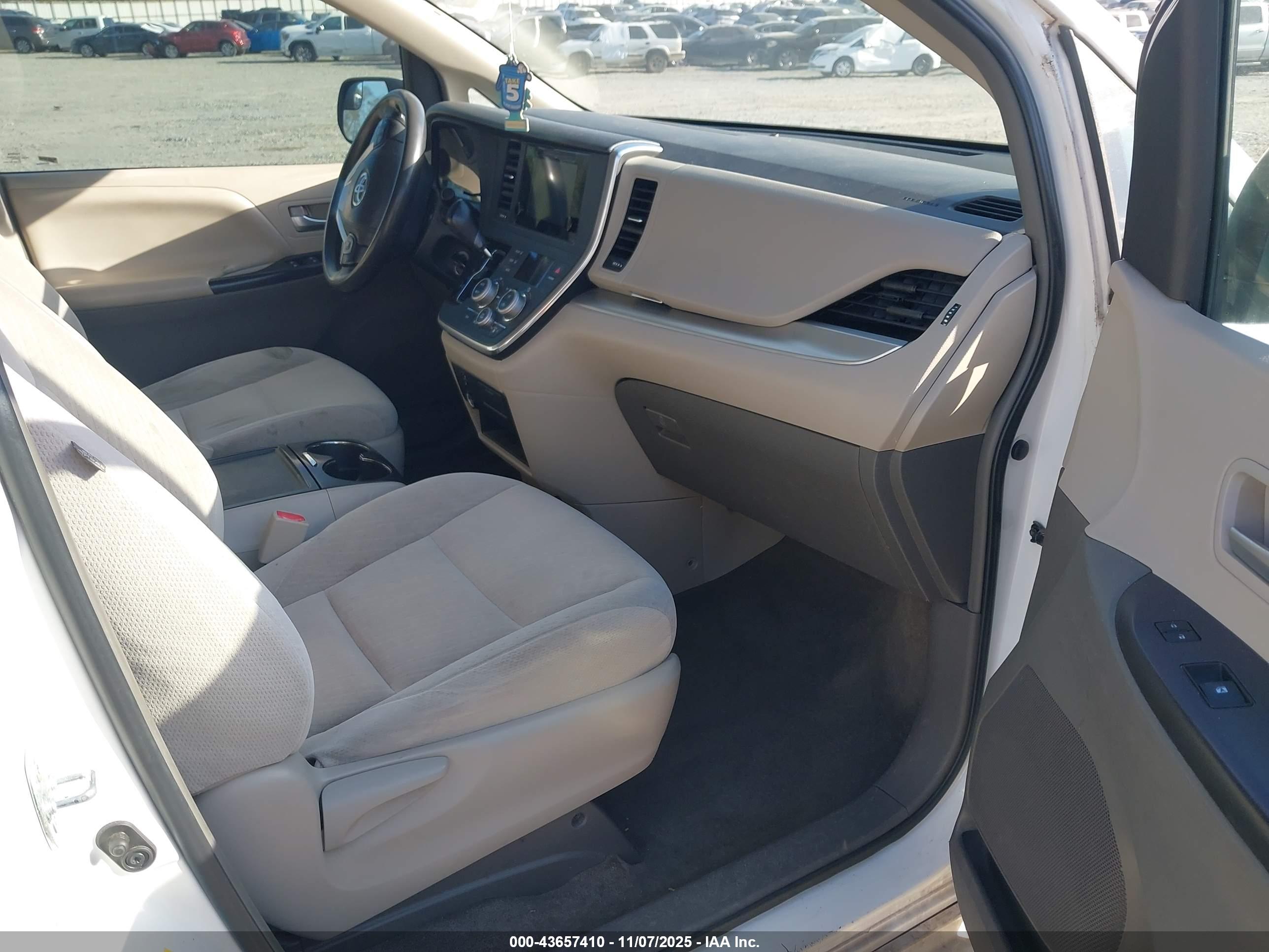 TOYOTA SIENNA image 5