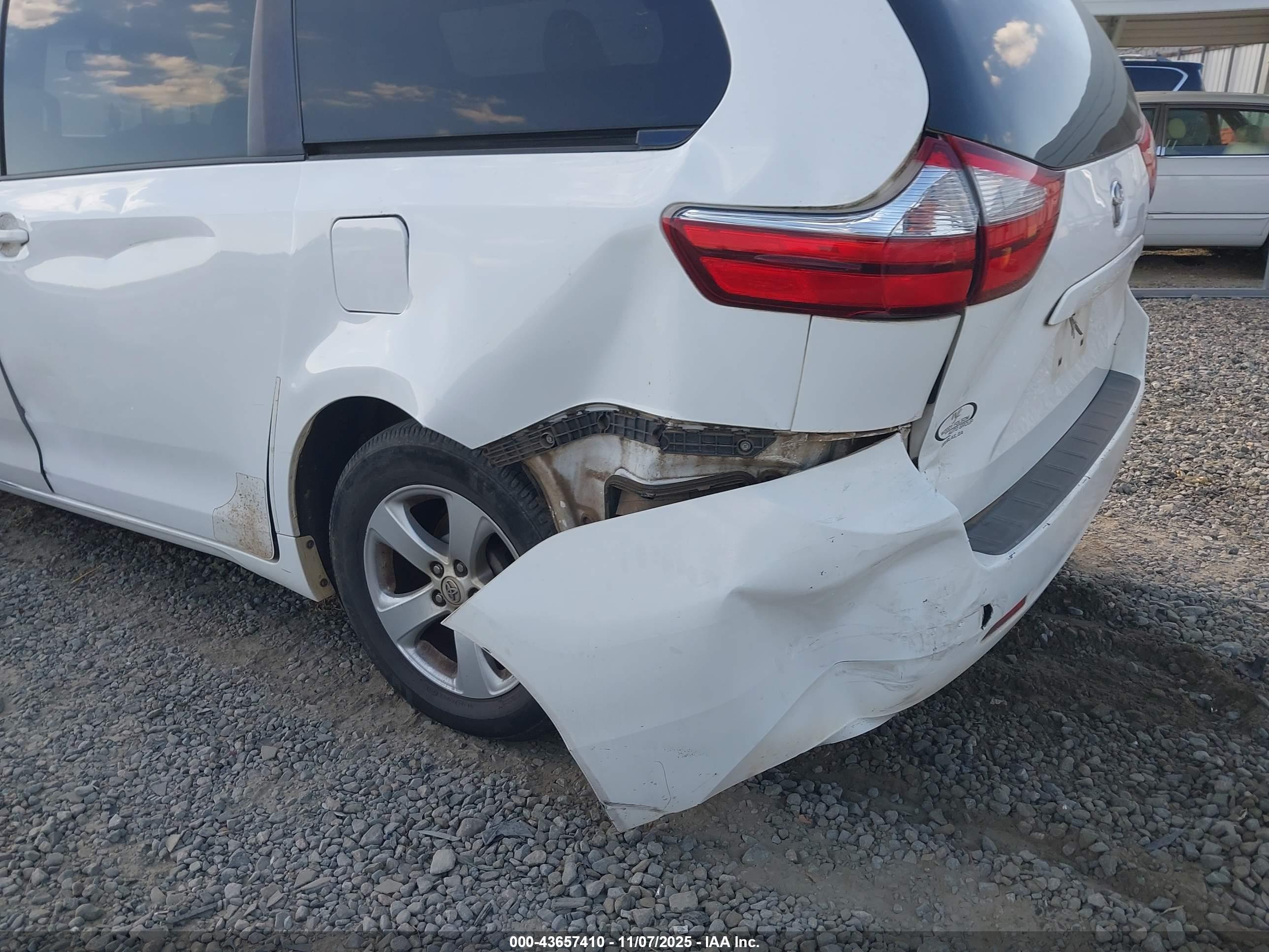 TOYOTA SIENNA image 6