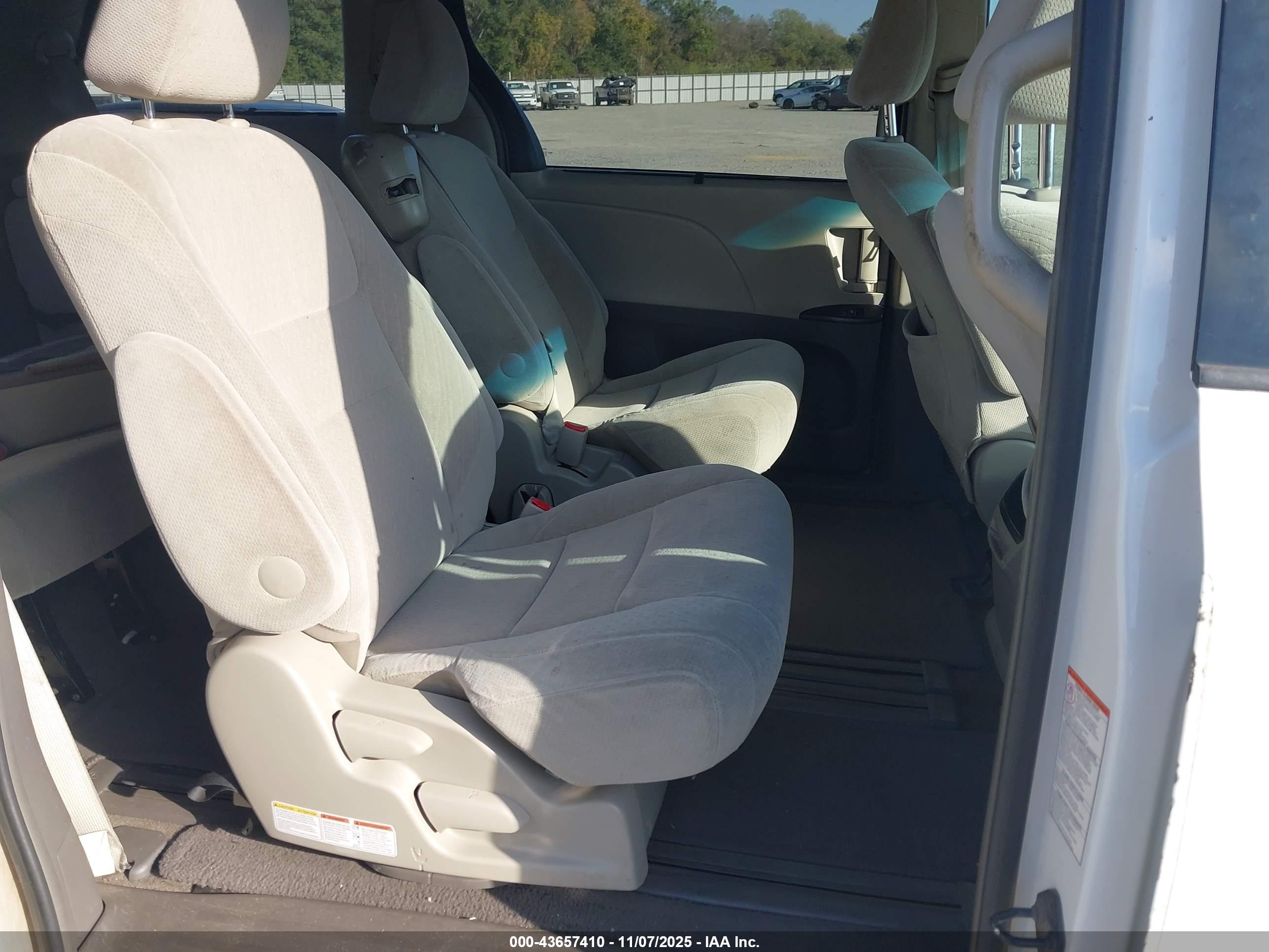 TOYOTA SIENNA image 8