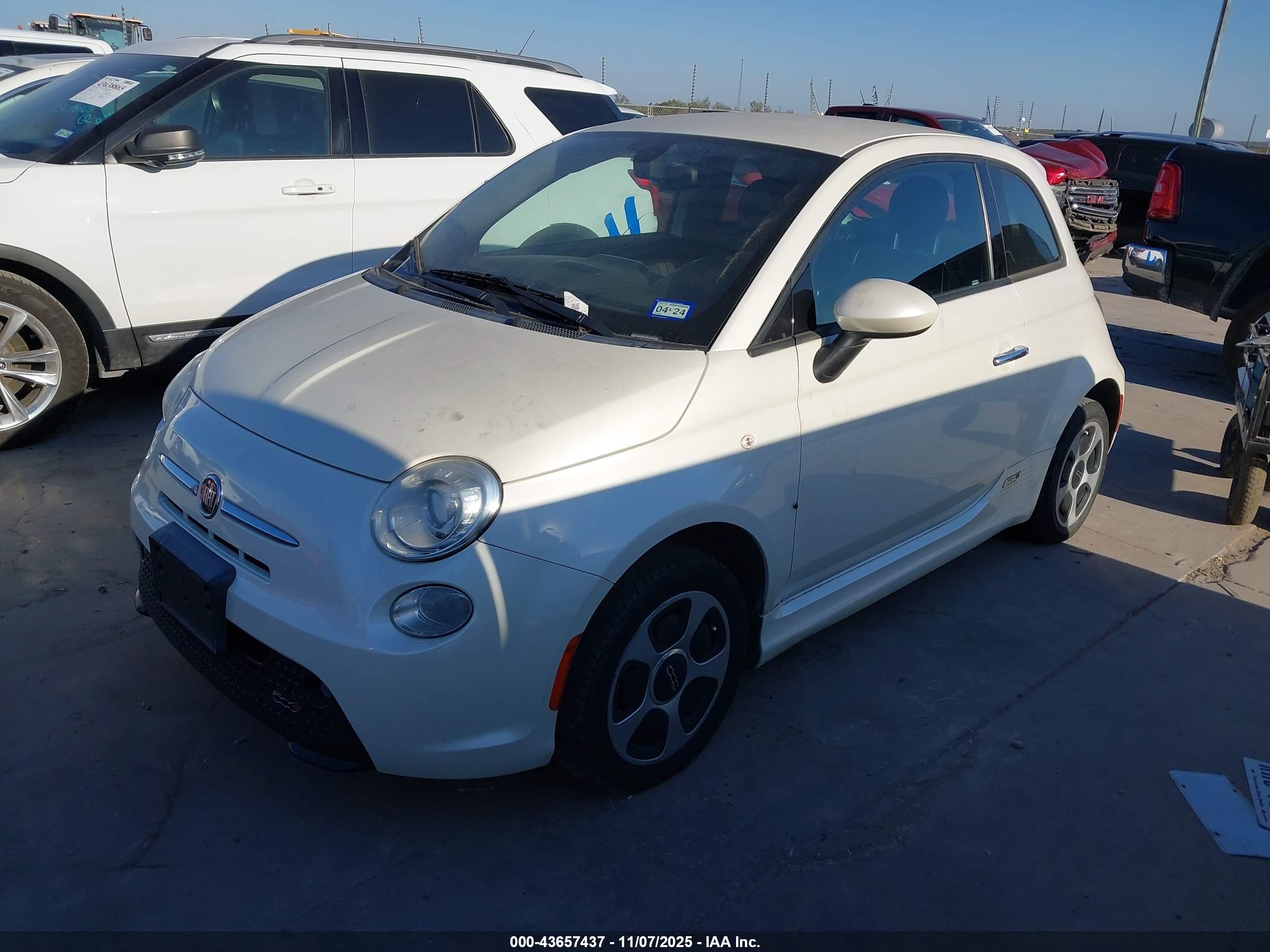FIAT 500E image 2