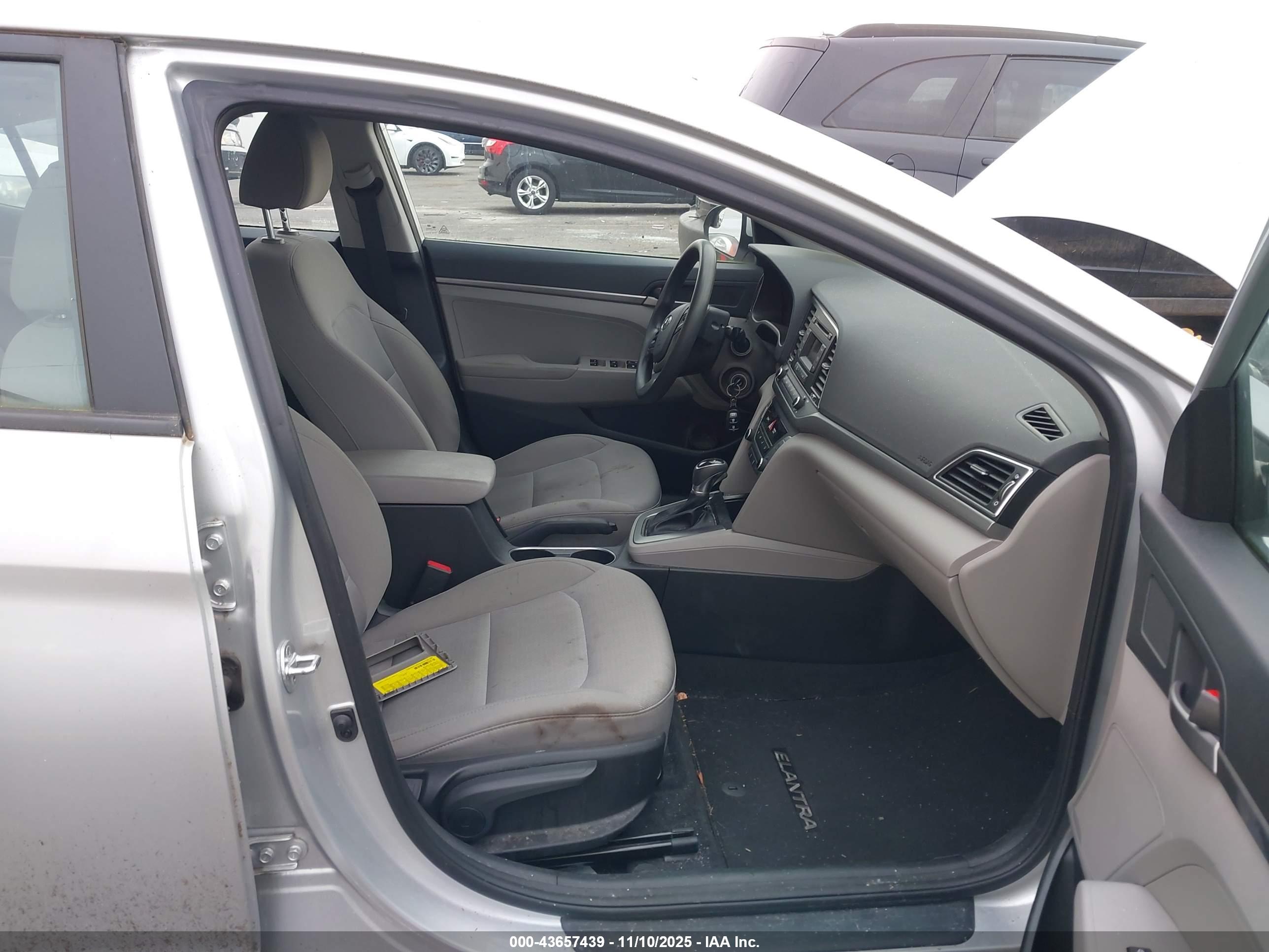 HYUNDAI ELANTRA image 5