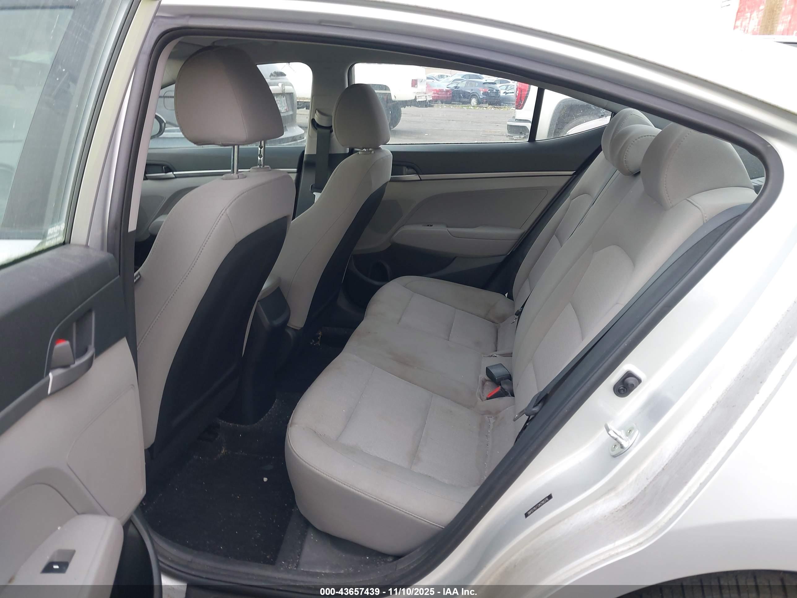 HYUNDAI ELANTRA image 8