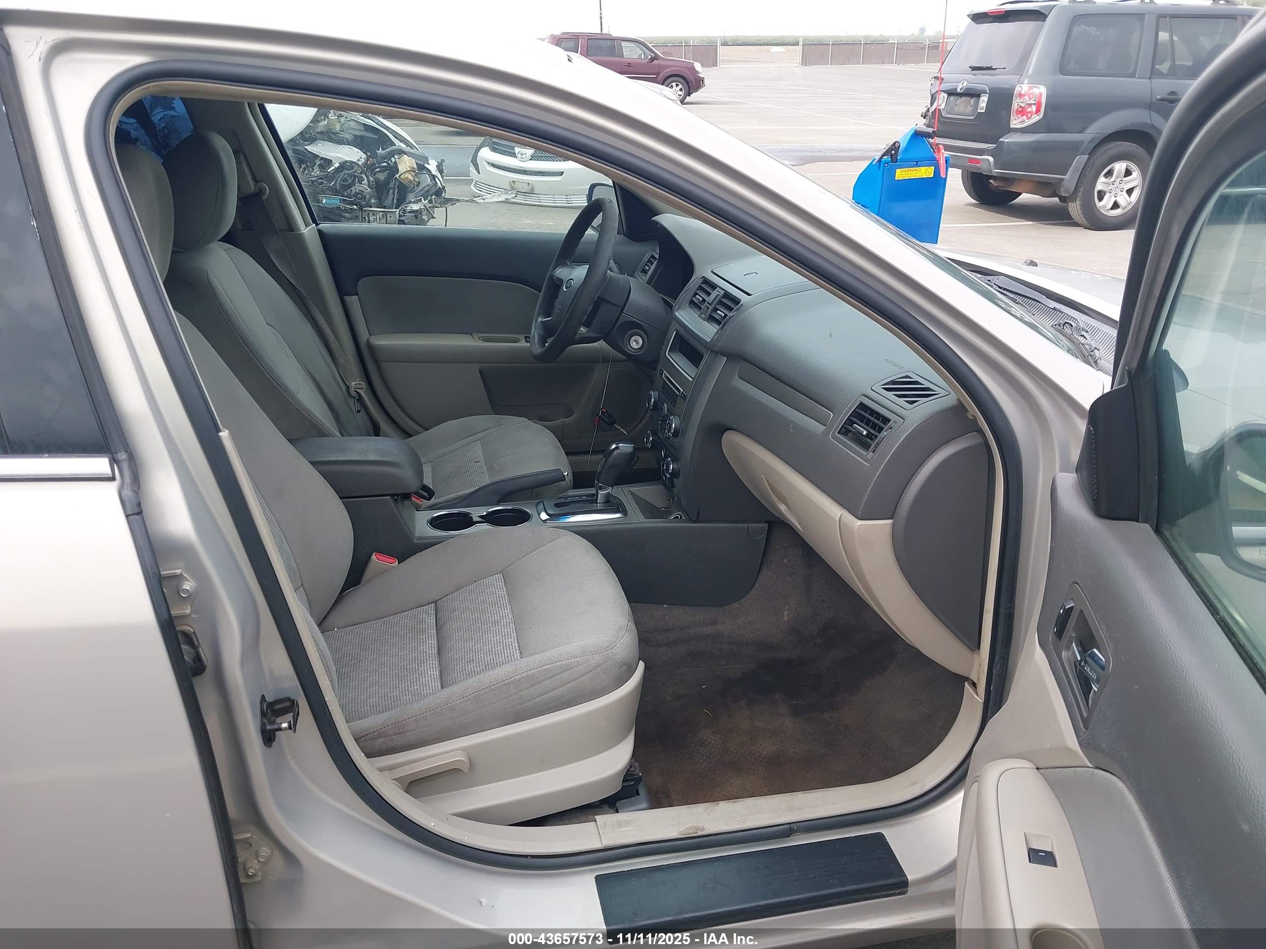 FORD FUSION image 5