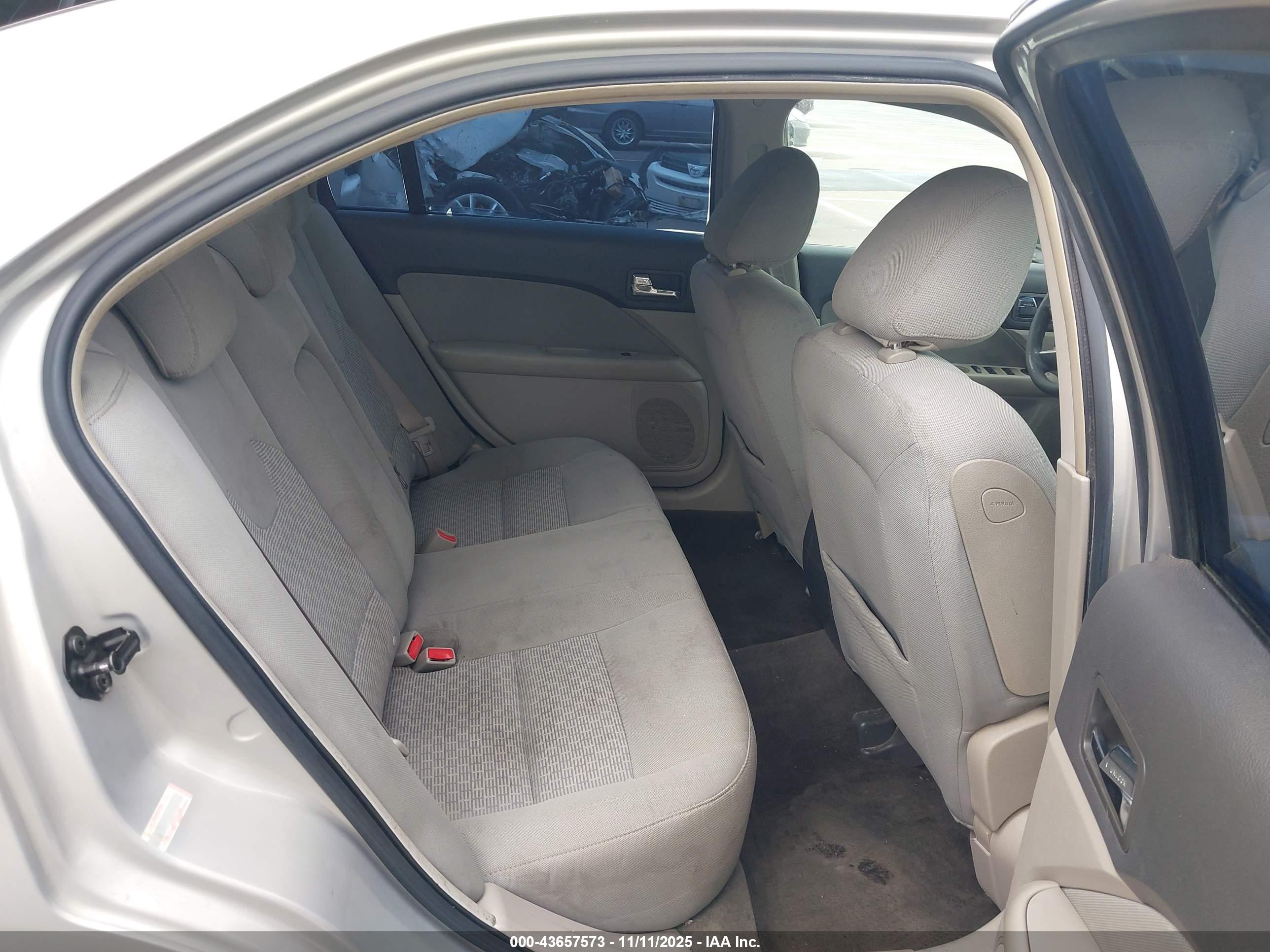FORD FUSION image 8