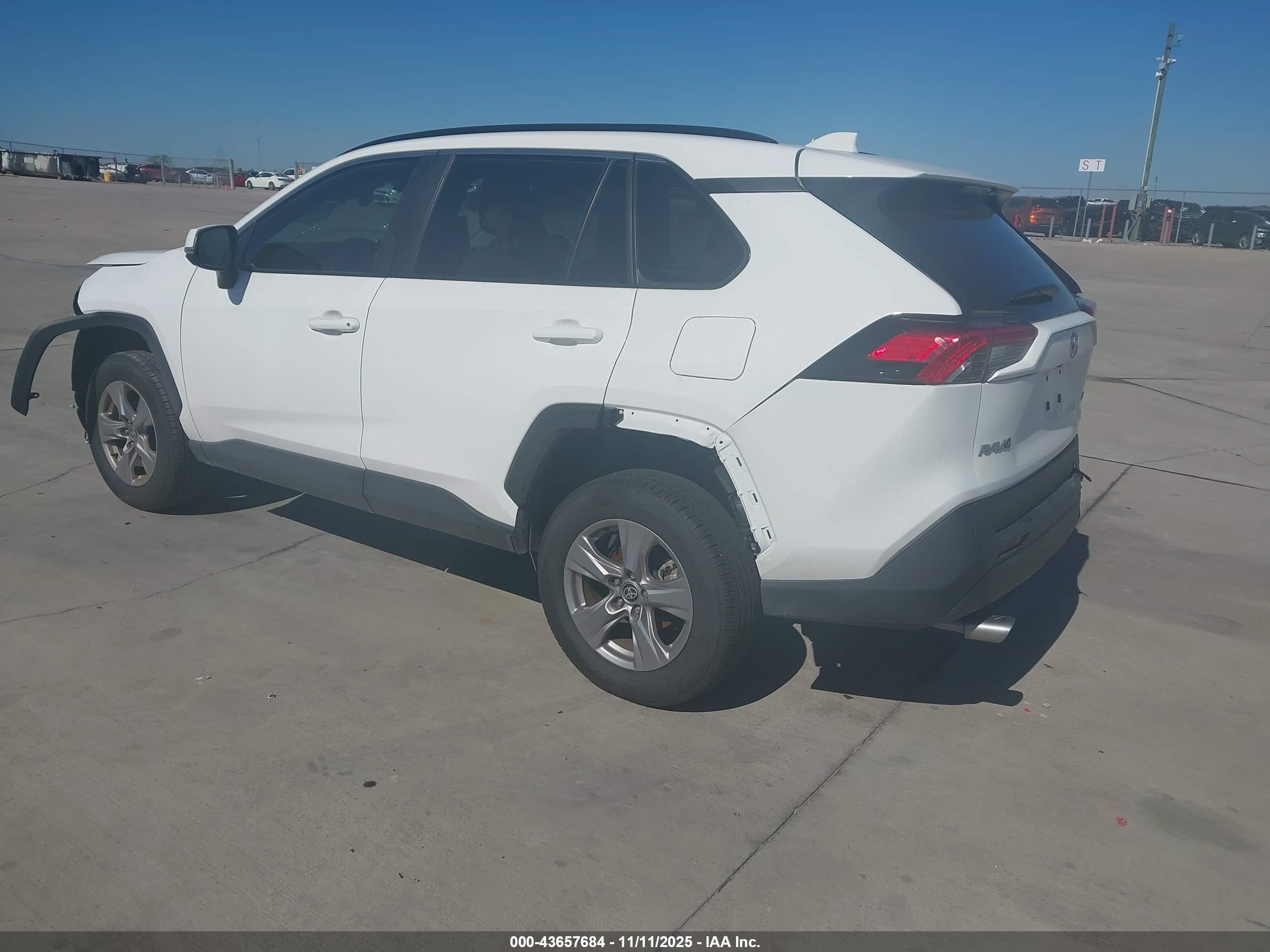 TOYOTA RAV4 image 3