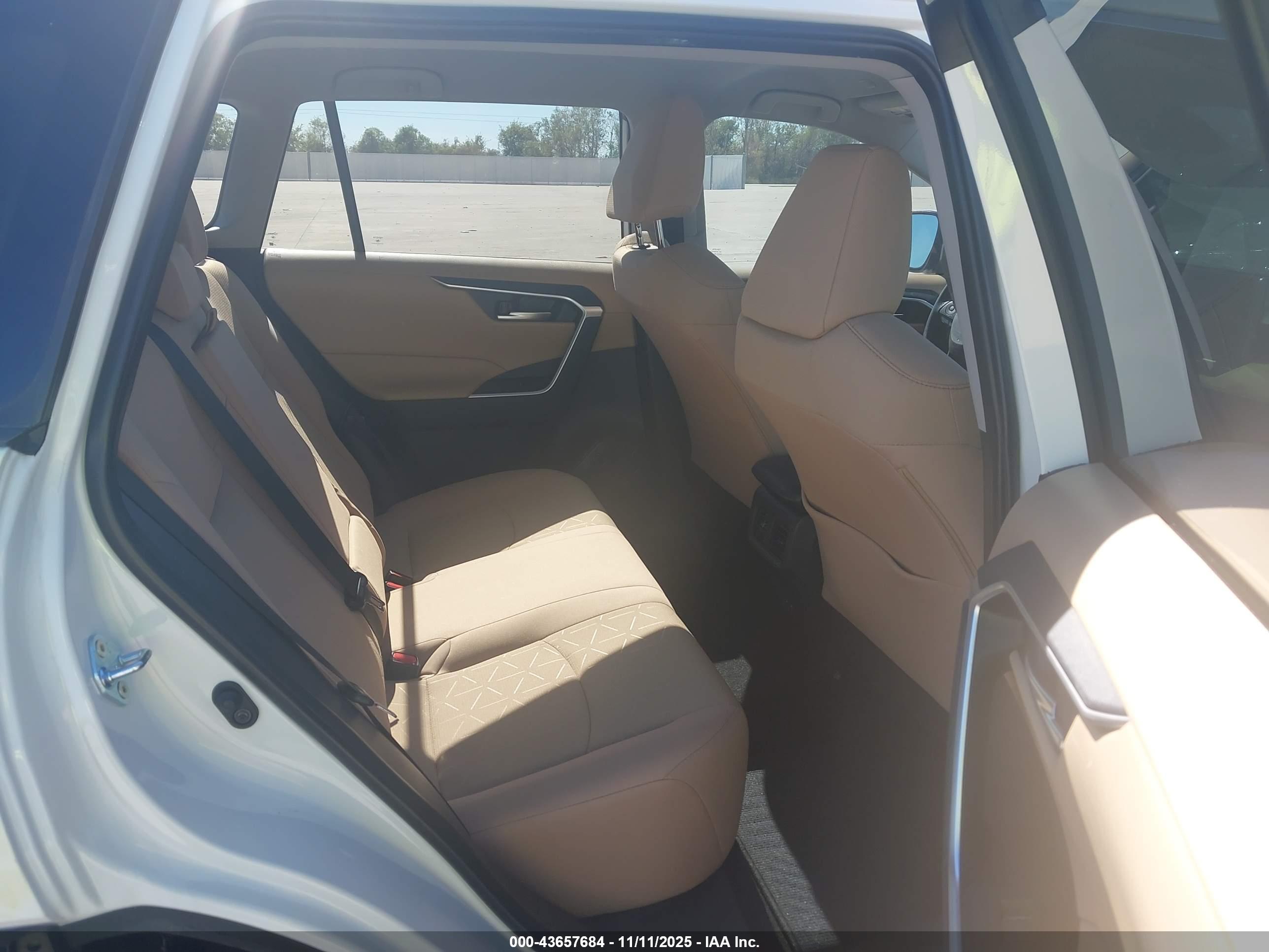 TOYOTA RAV4 image 8