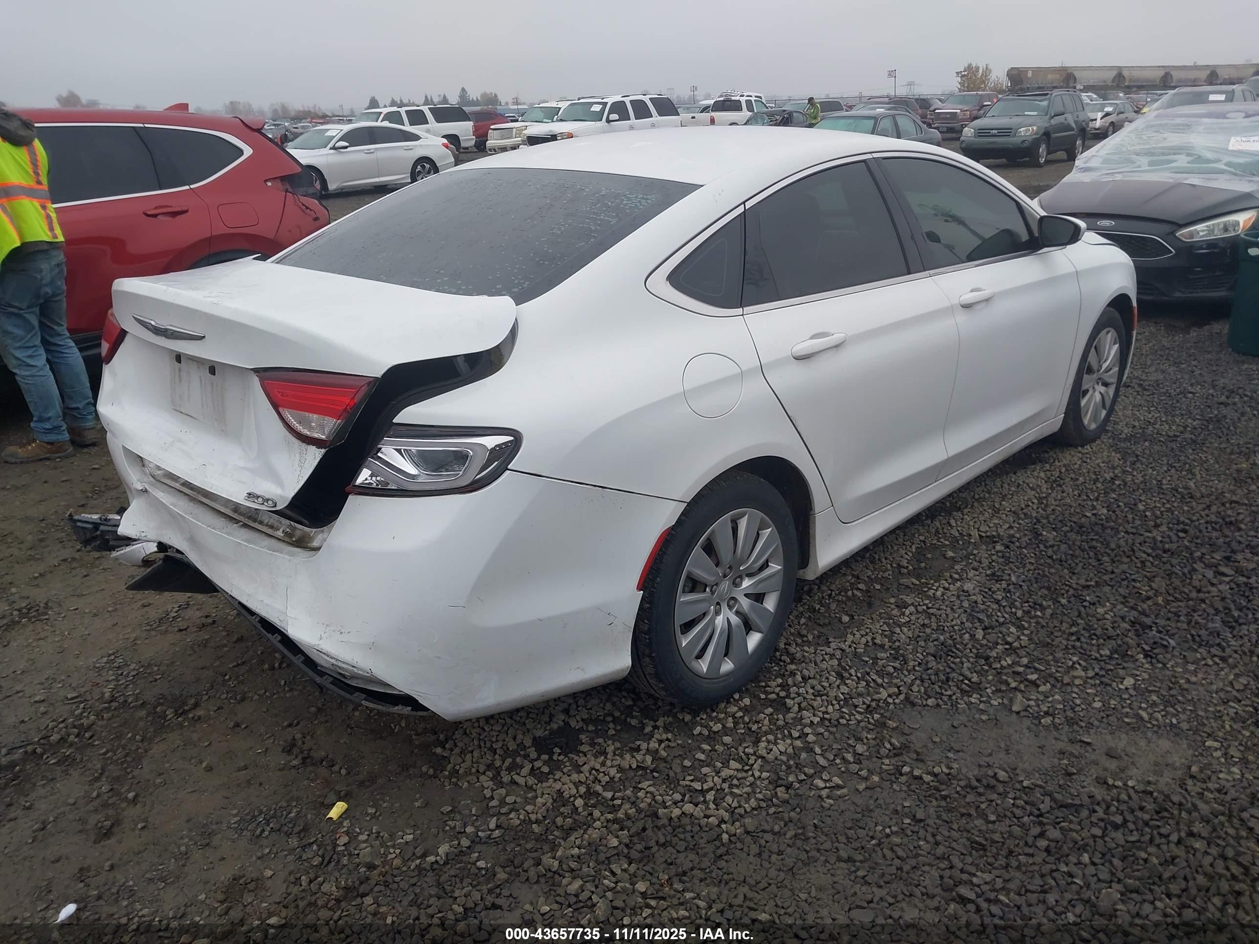 CHRYSLER 200 image 4