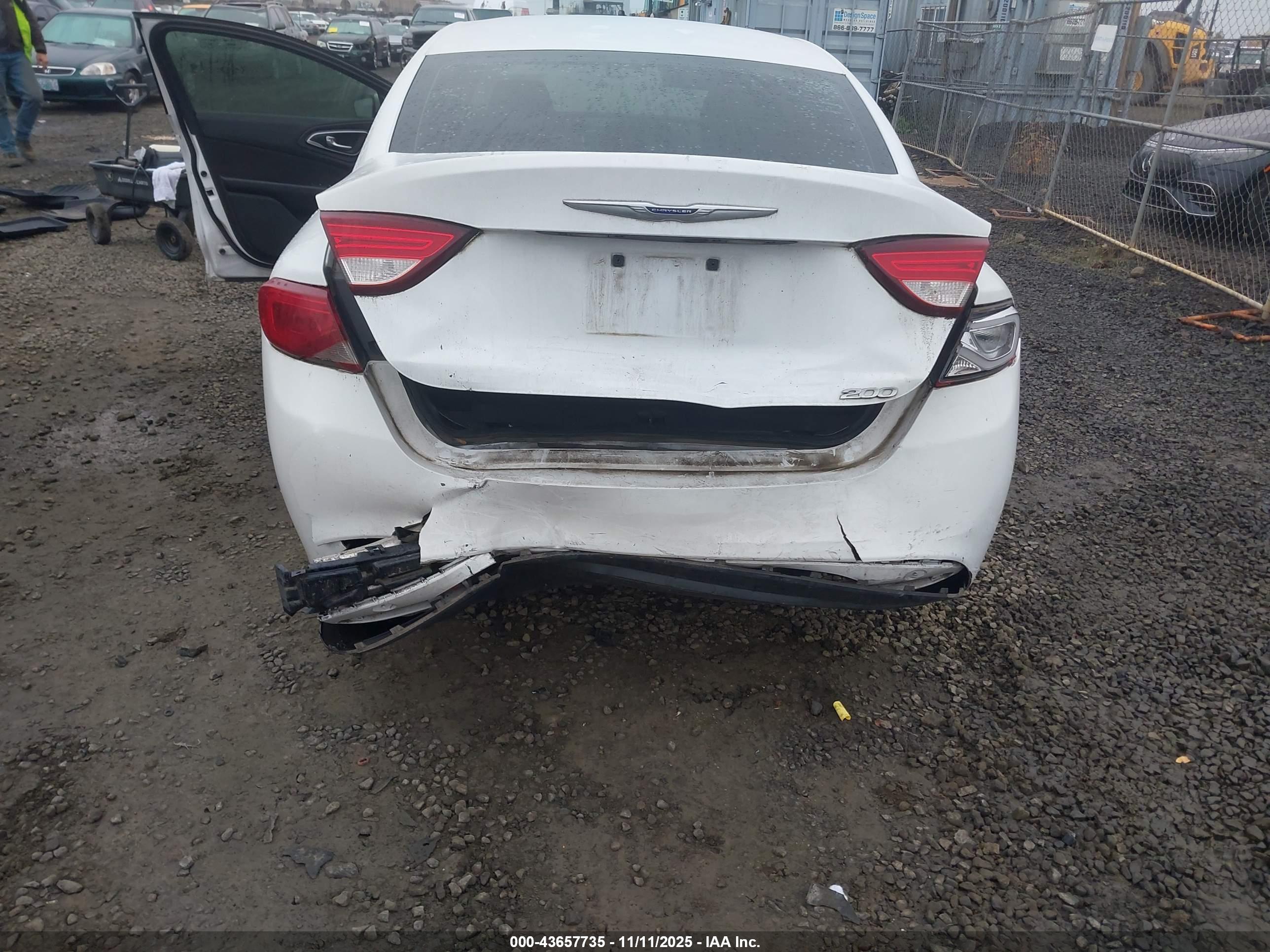 CHRYSLER 200 image 6