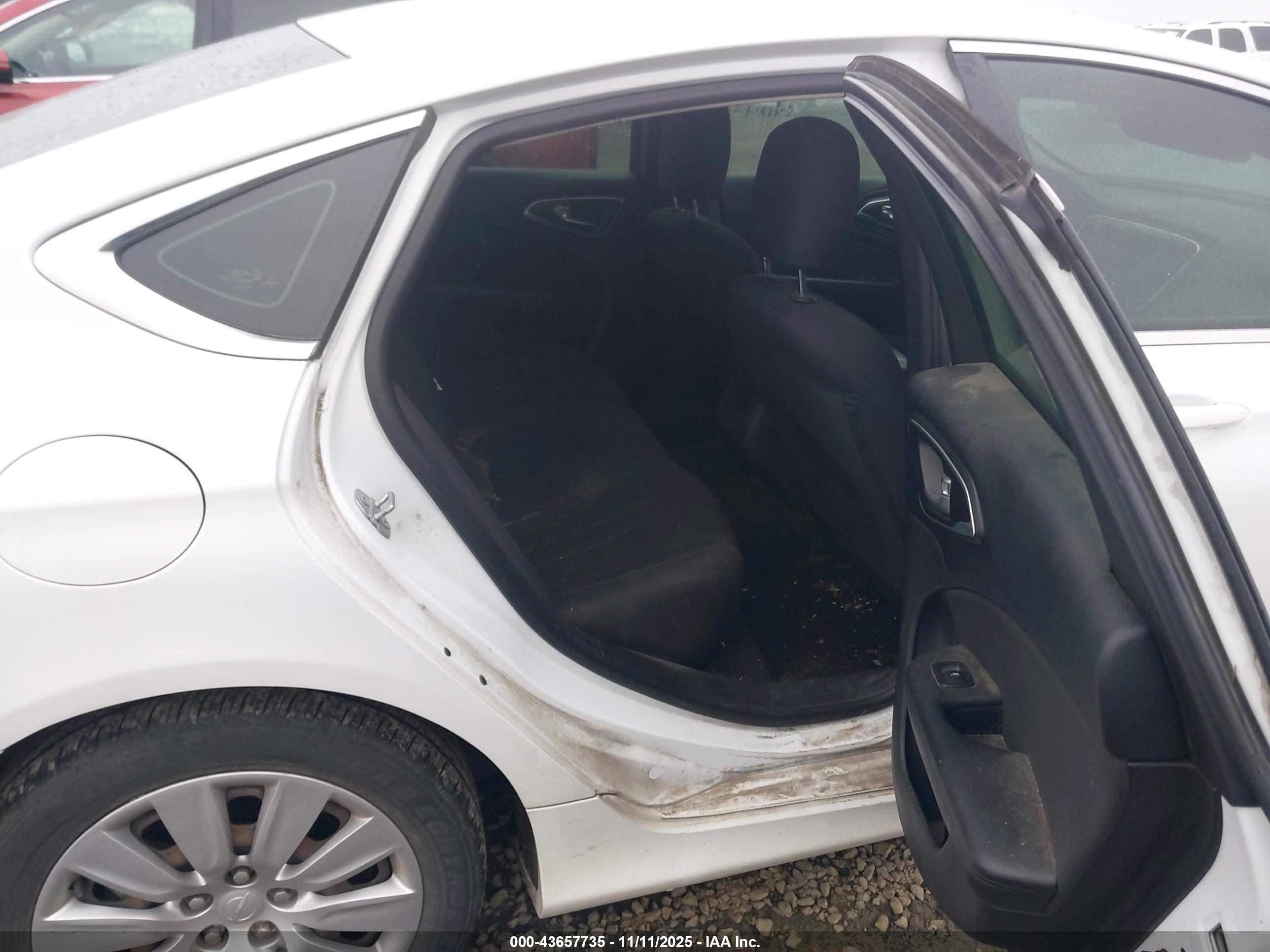 CHRYSLER 200 image 8