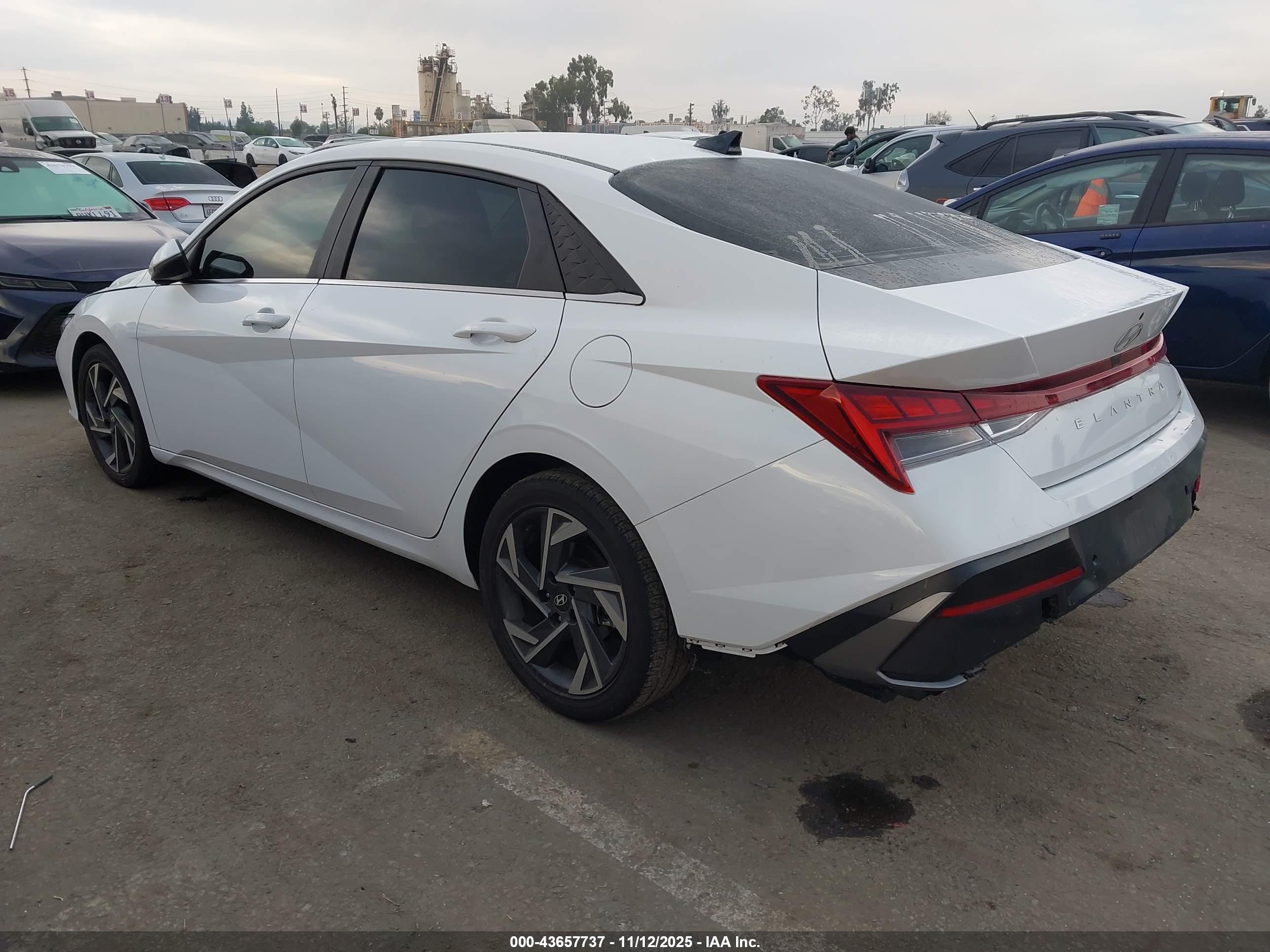 HYUNDAI ELANTRA image 3