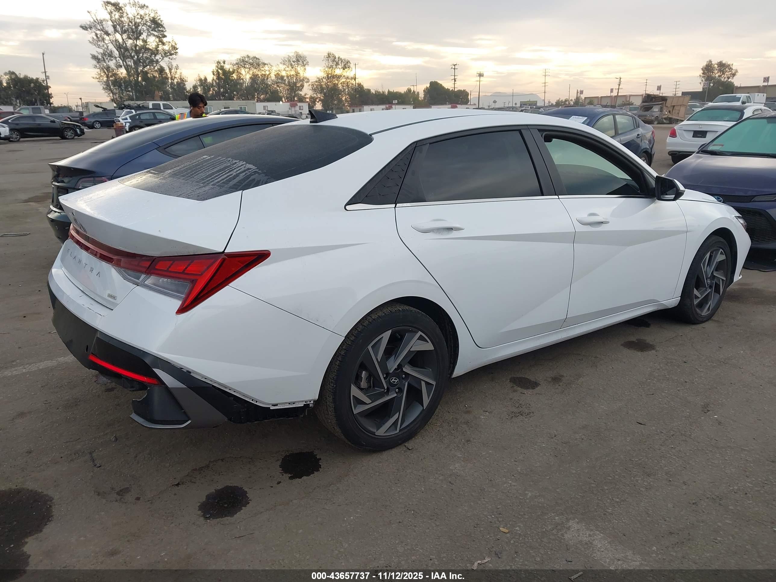 HYUNDAI ELANTRA image 4