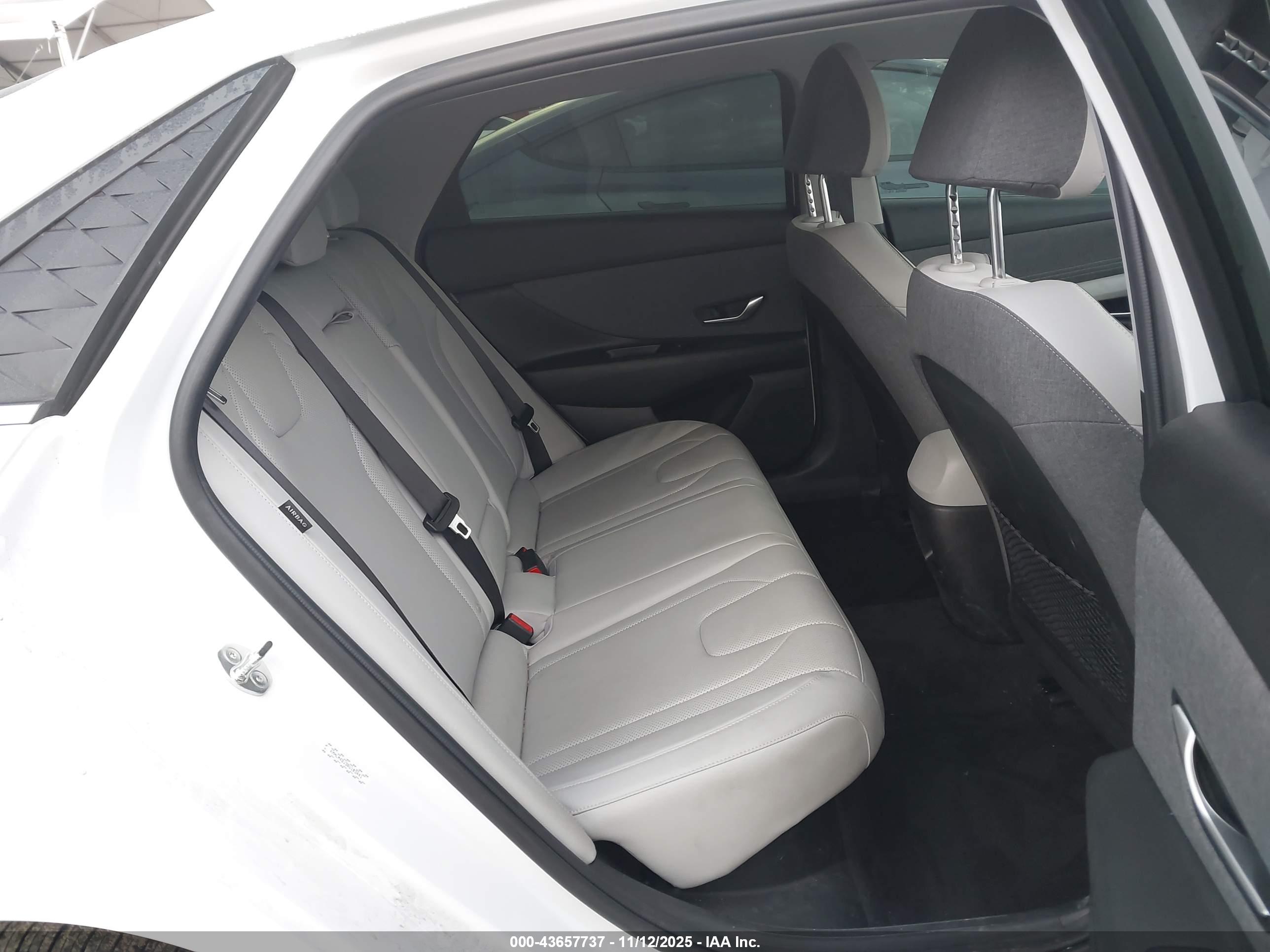 HYUNDAI ELANTRA image 8