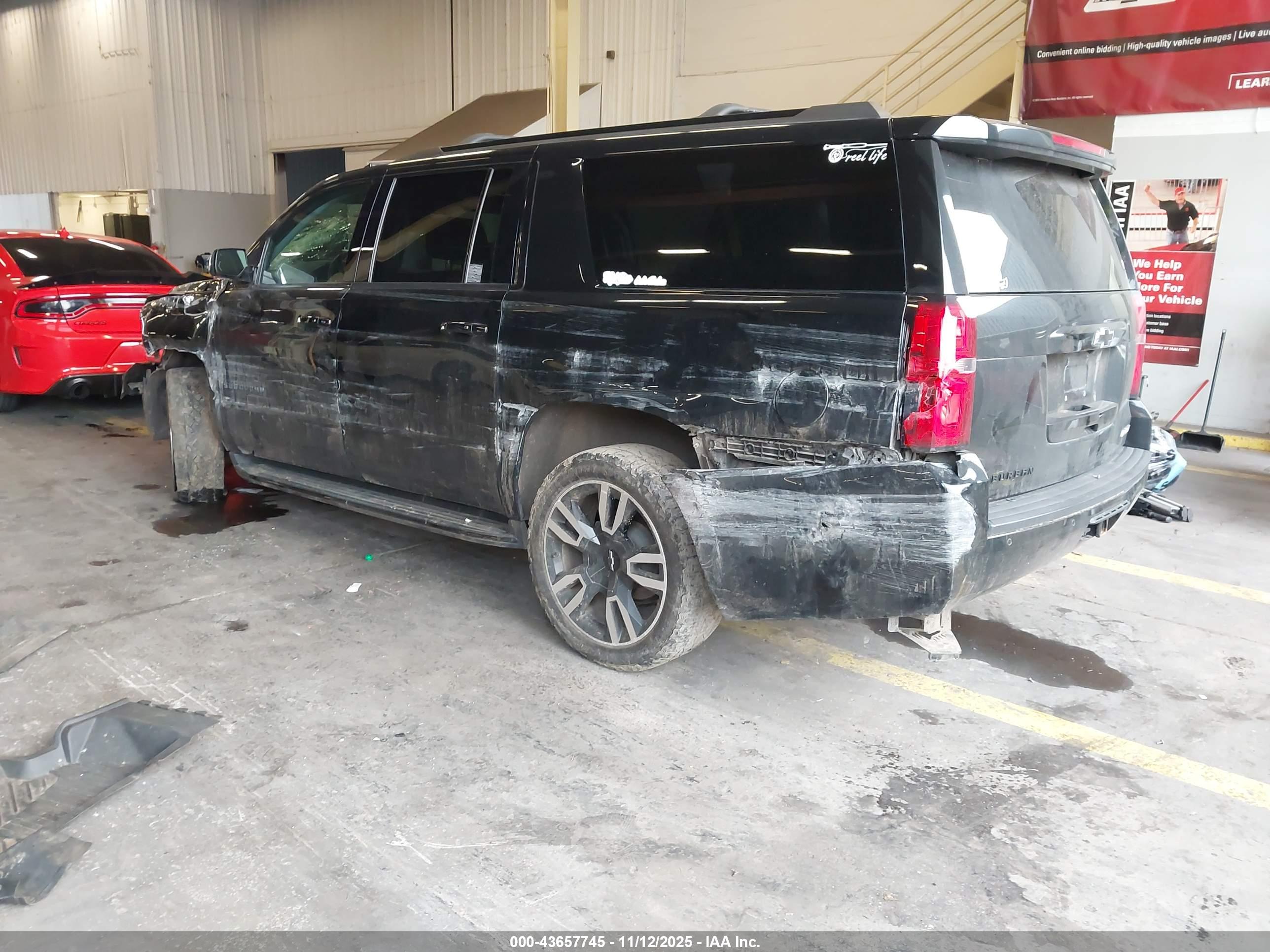 CHEVROLET SUBURBAN image 3