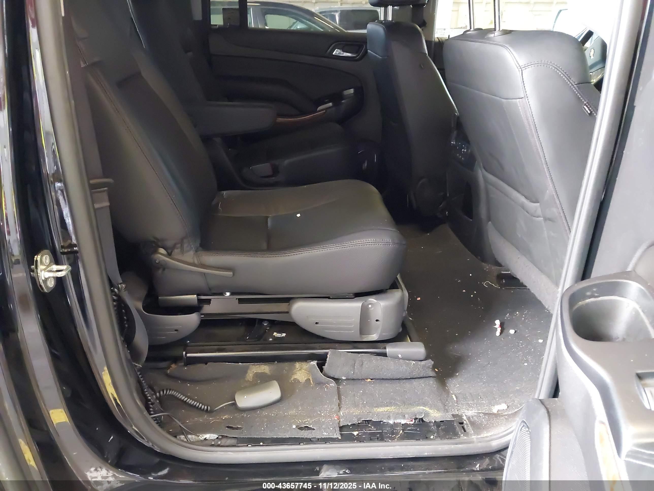 CHEVROLET SUBURBAN image 8