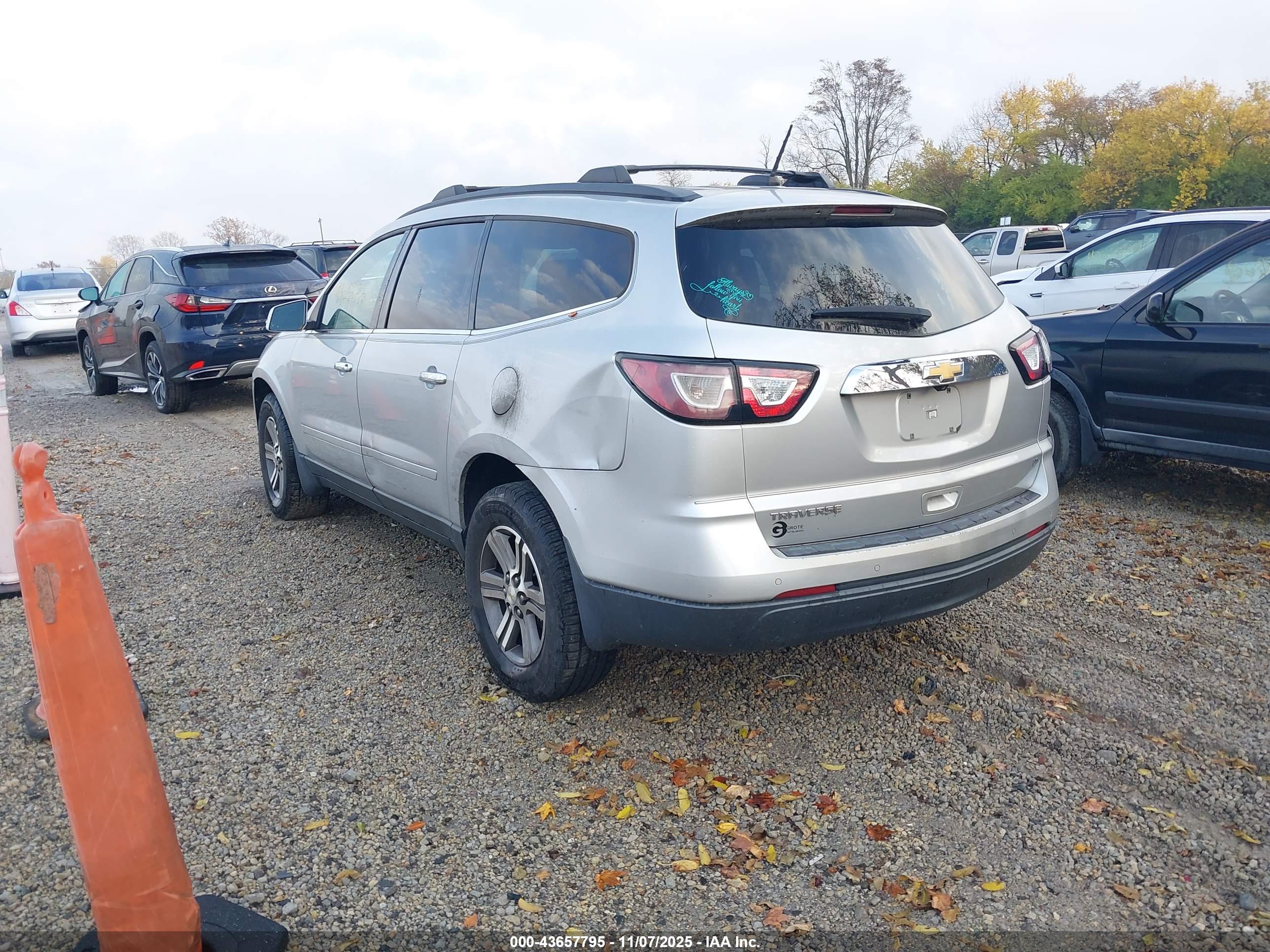CHEVROLET TRAVERSE image 3