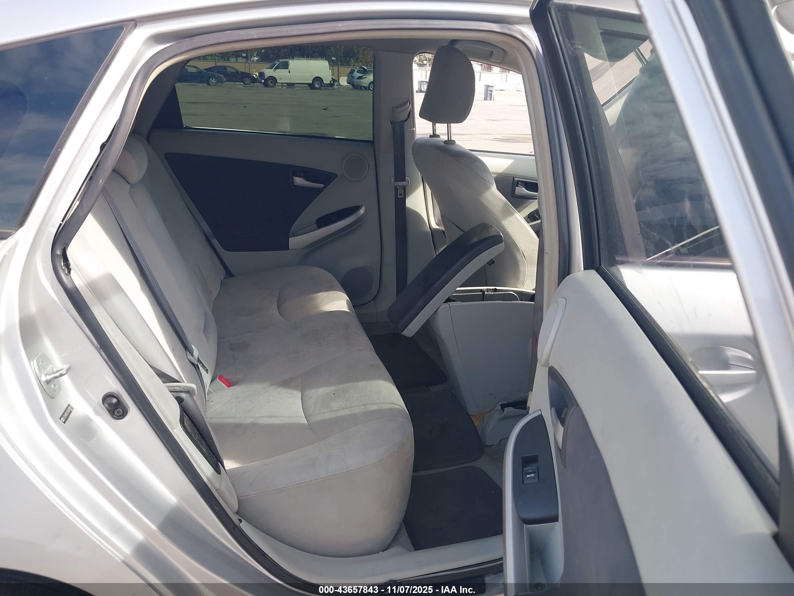 TOYOTA PRIUS image 8