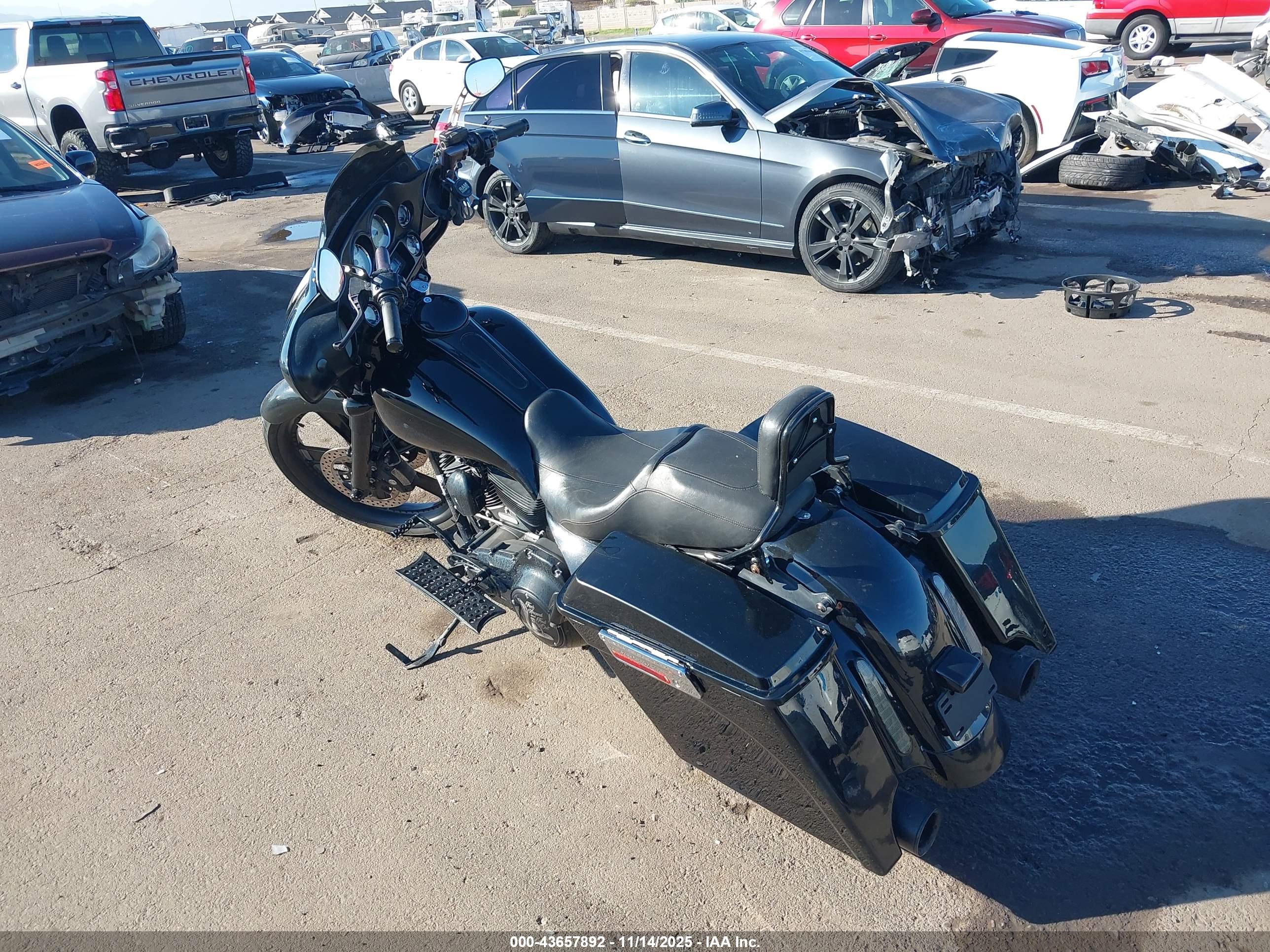 HARLEY-DAVIDSON FLHX image 3