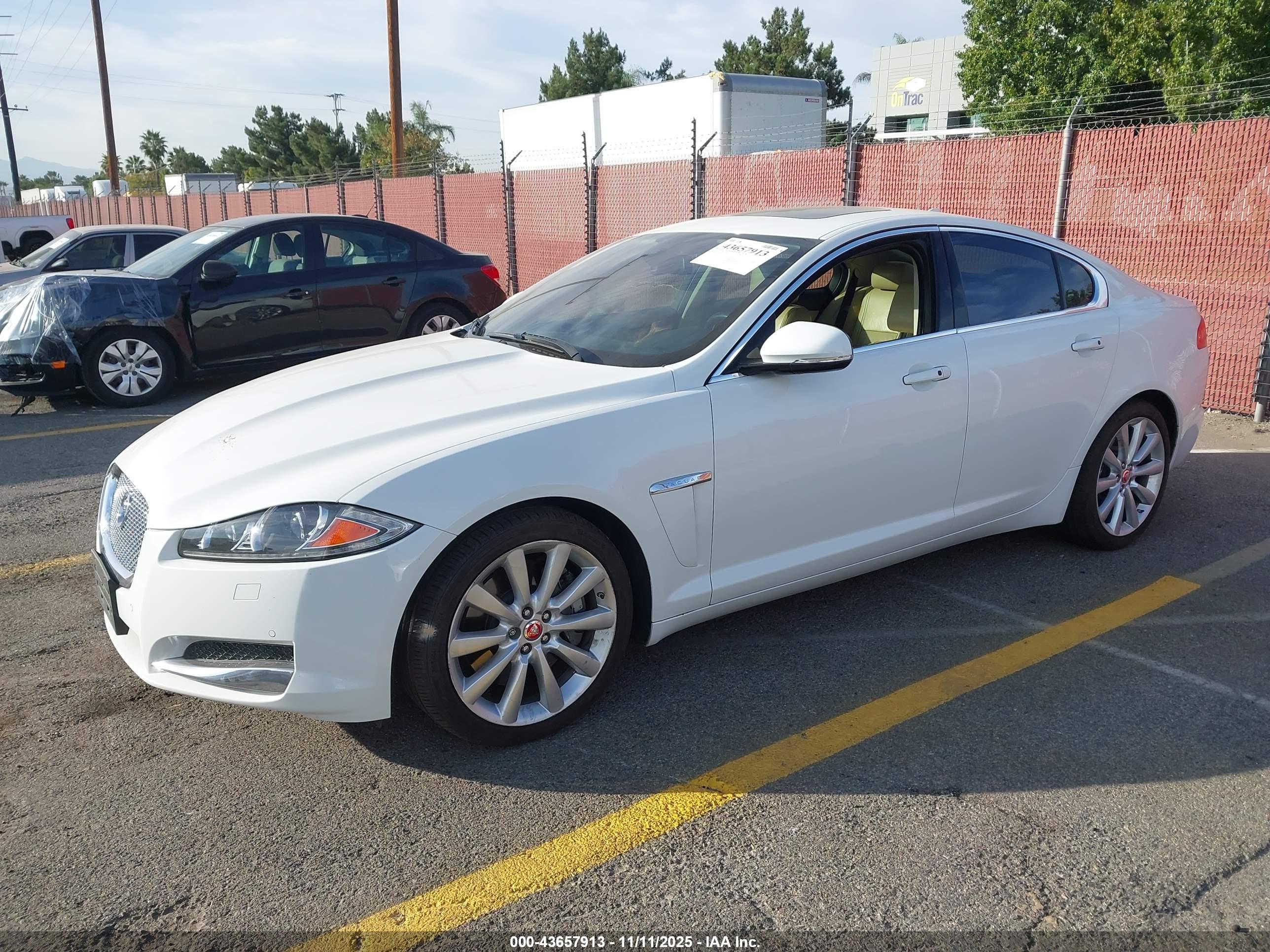 JAGUAR XF image 2