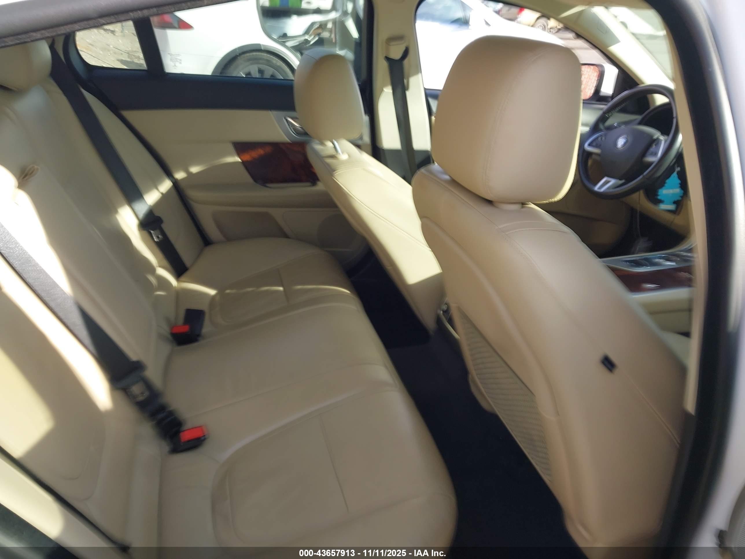 JAGUAR XF image 8
