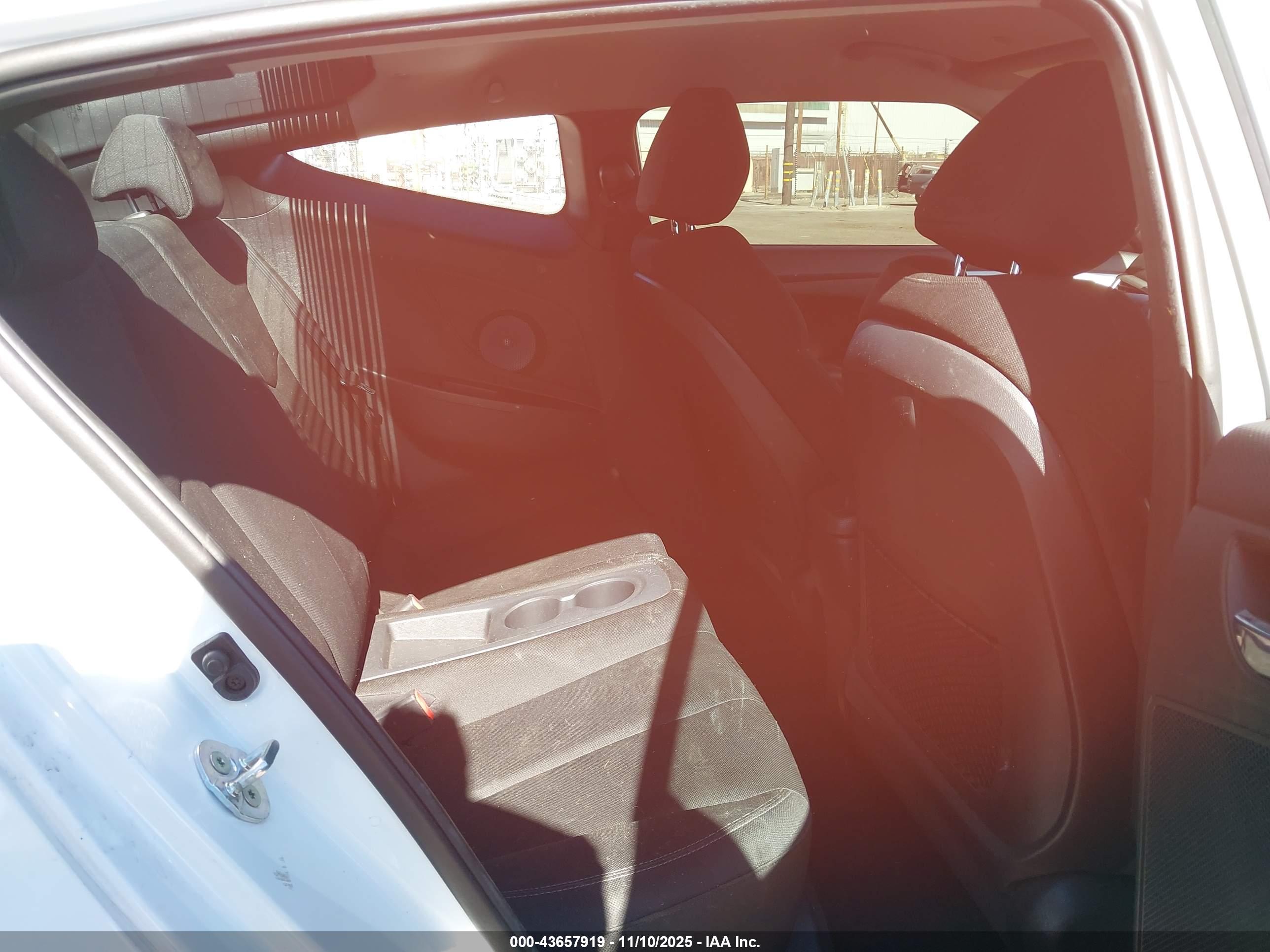 HYUNDAI VELOSTER image 8