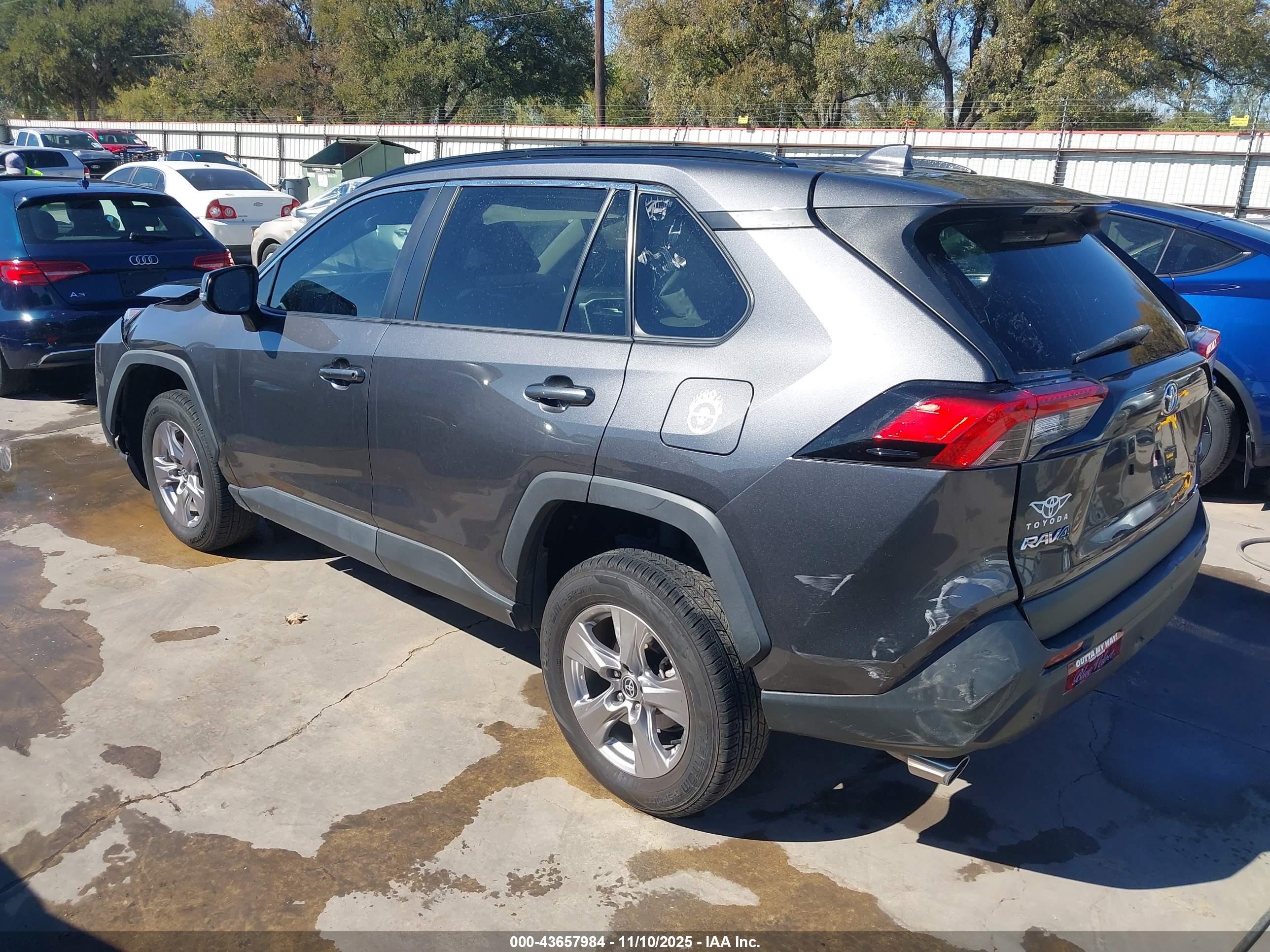 TOYOTA RAV4 image 3