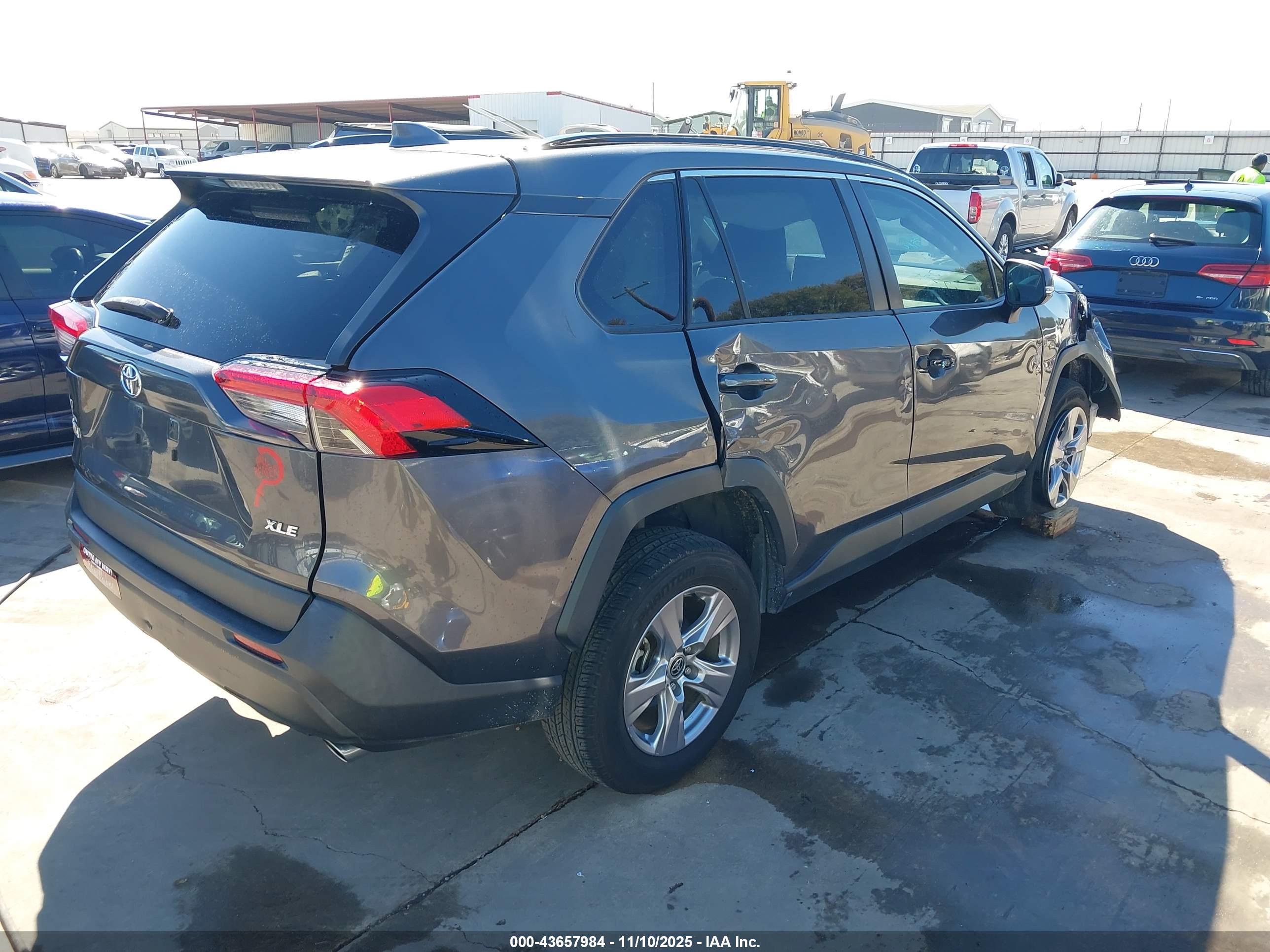 TOYOTA RAV4 image 4