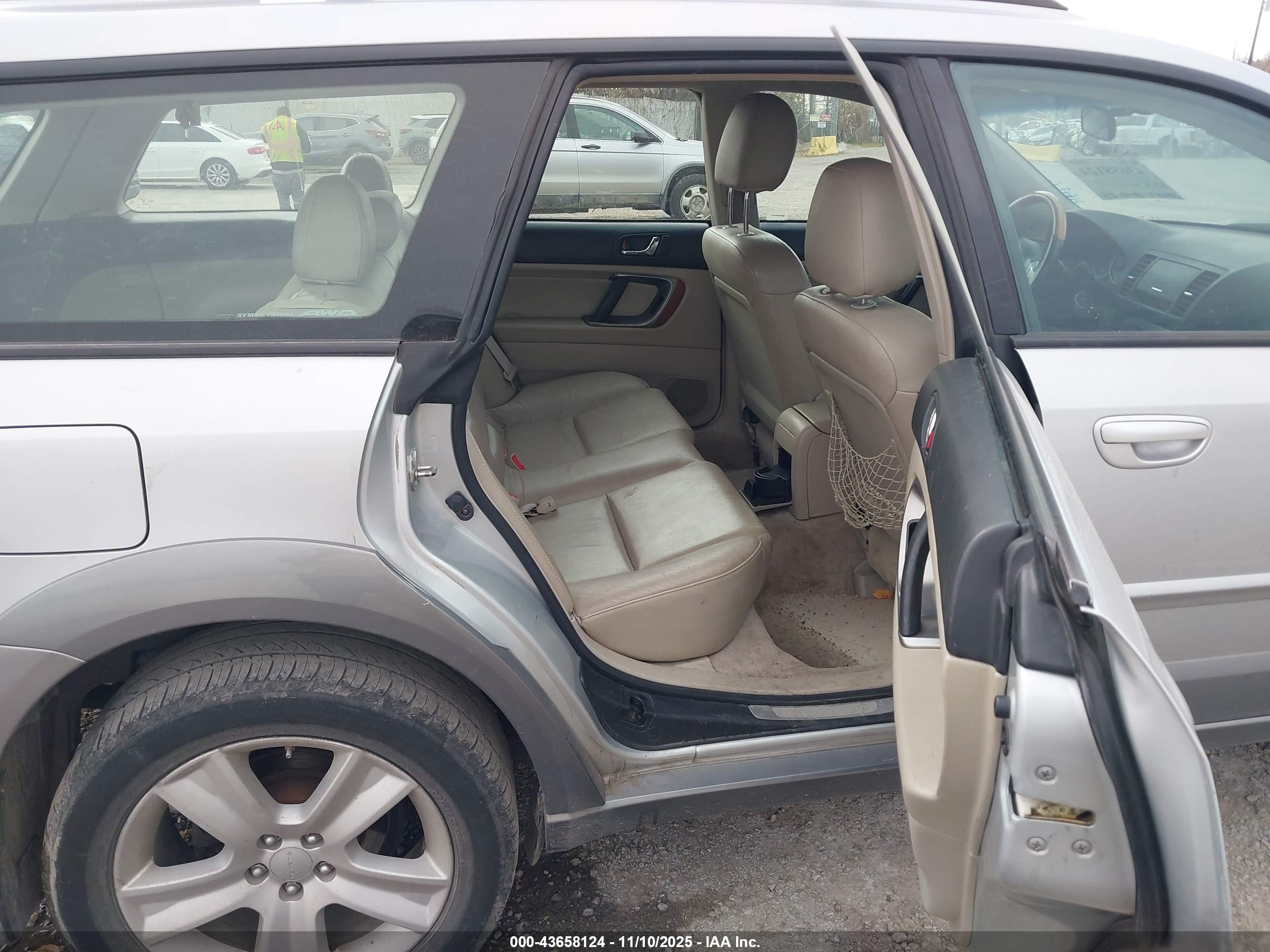 SUBARU OUTBACK image 8