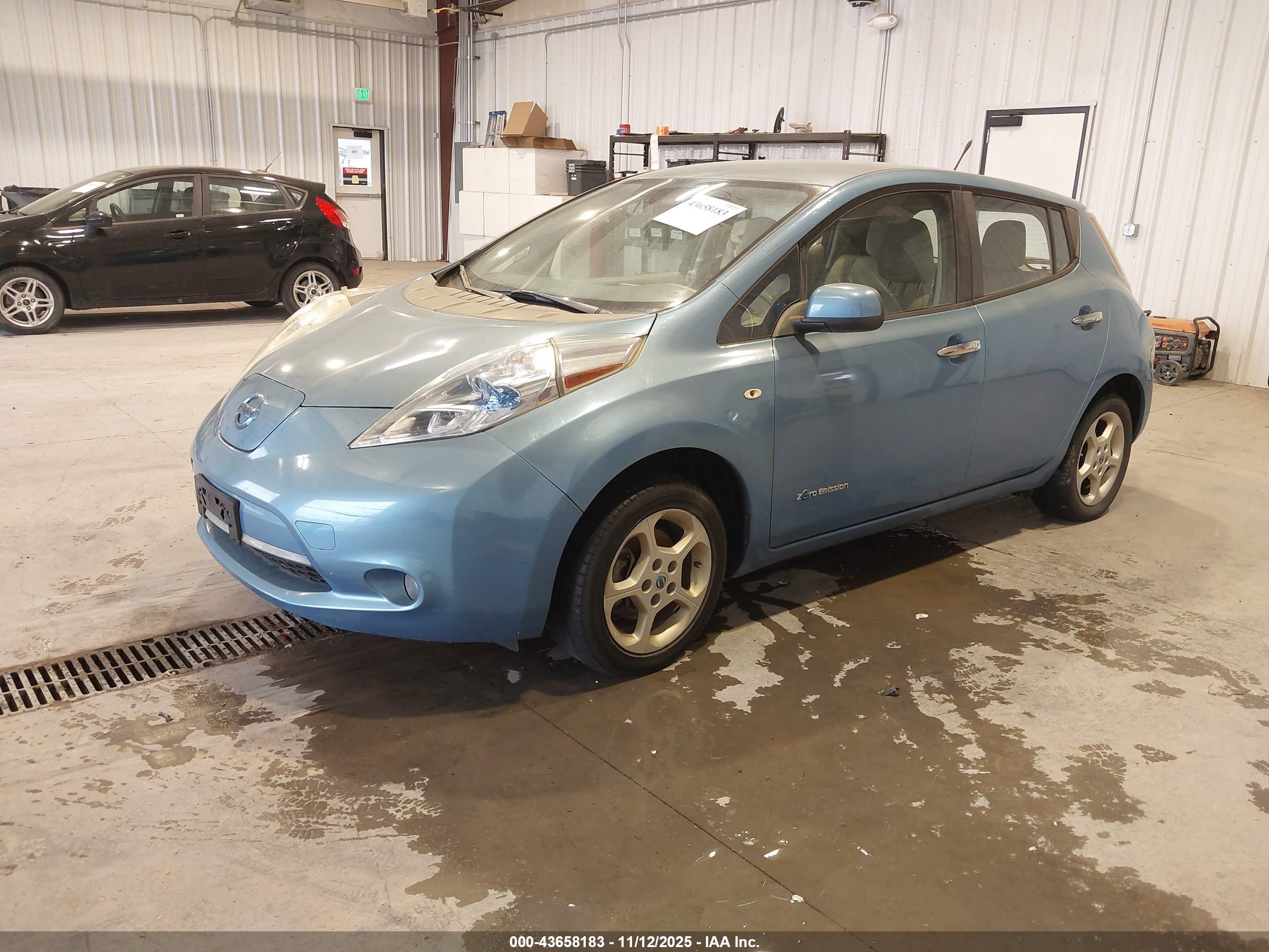 NISSAN LEAF image 2