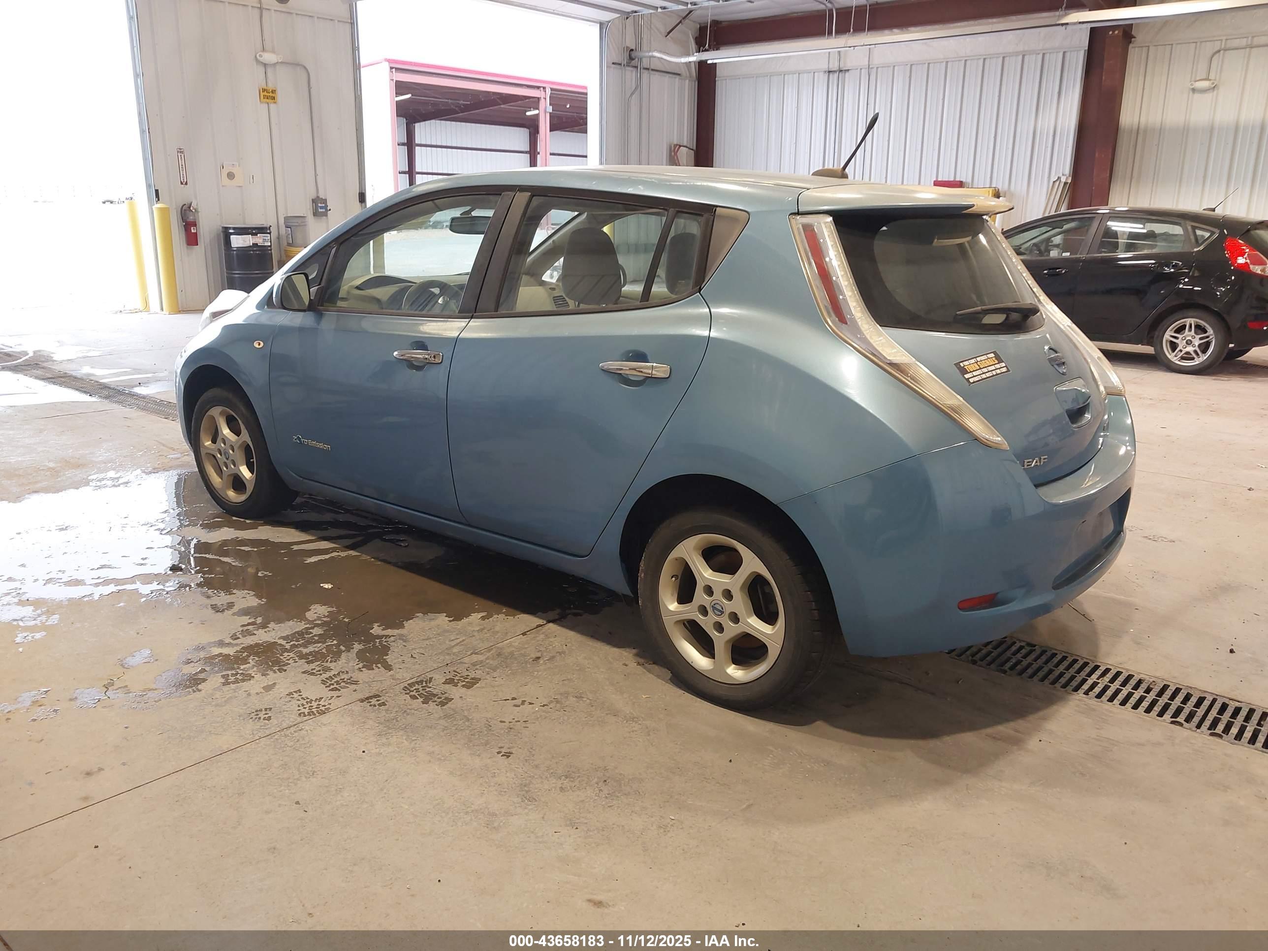NISSAN LEAF image 3