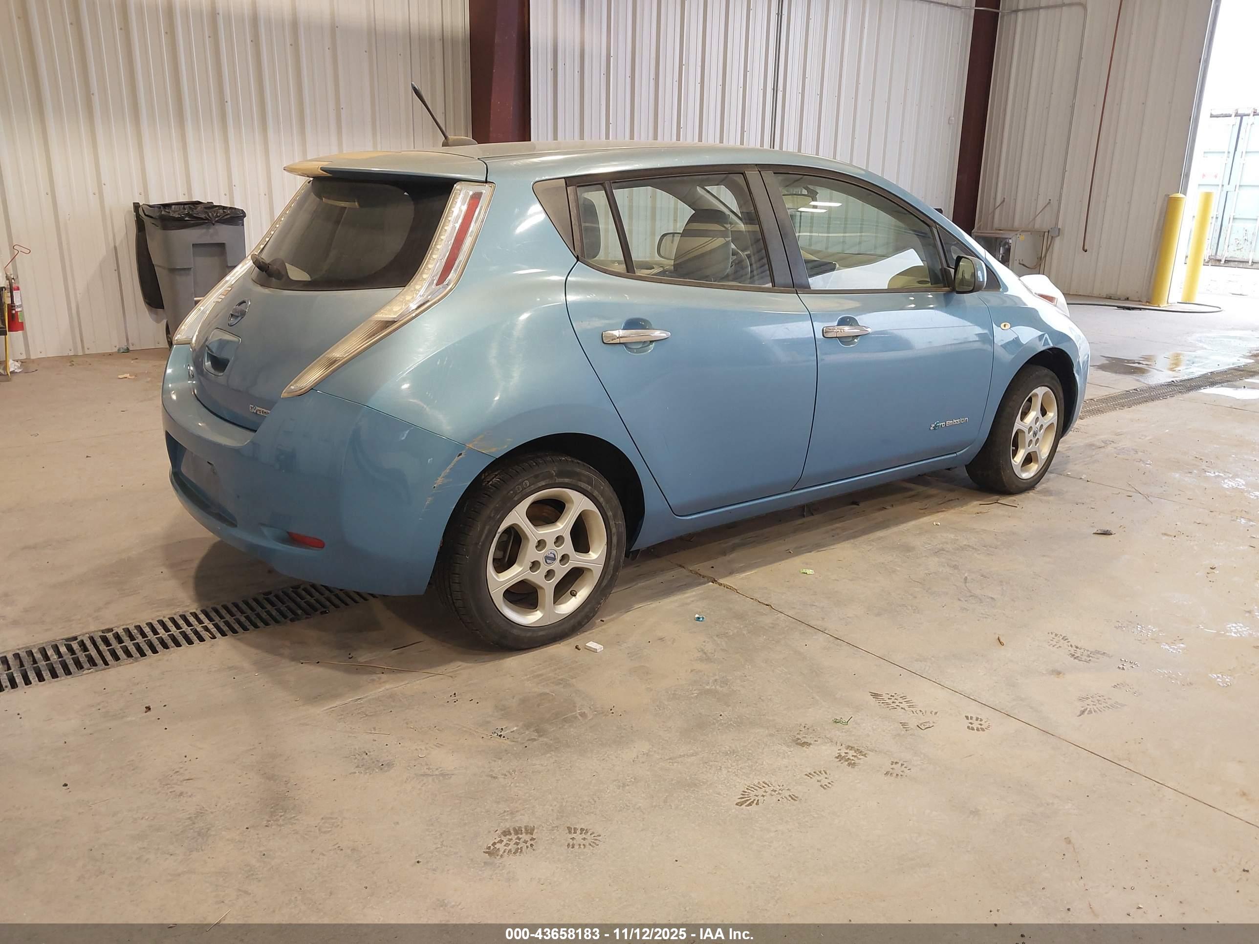 NISSAN LEAF image 4