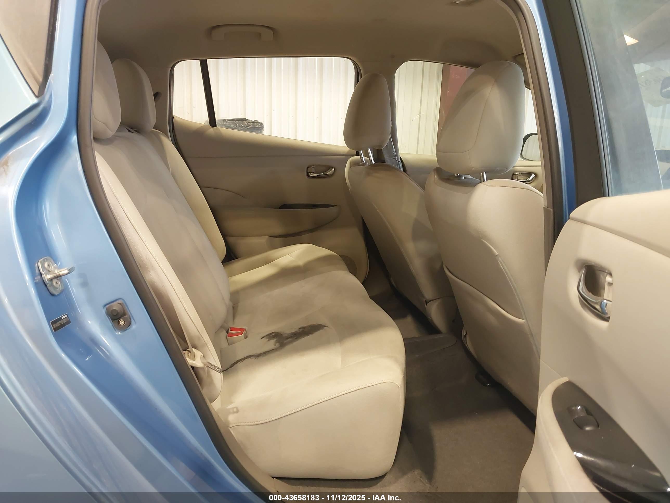 NISSAN LEAF image 8