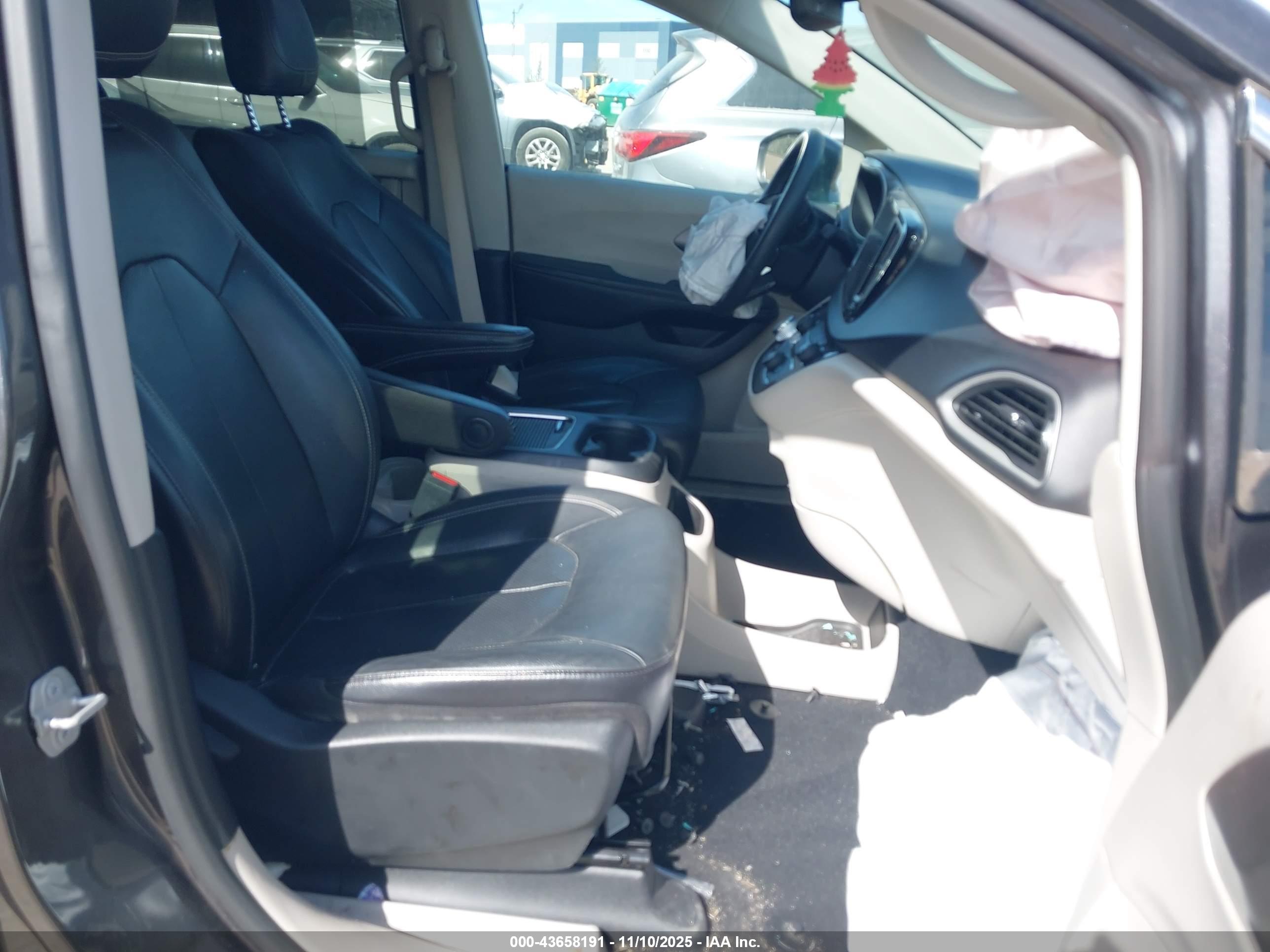 CHRYSLER PACIFICA image 5