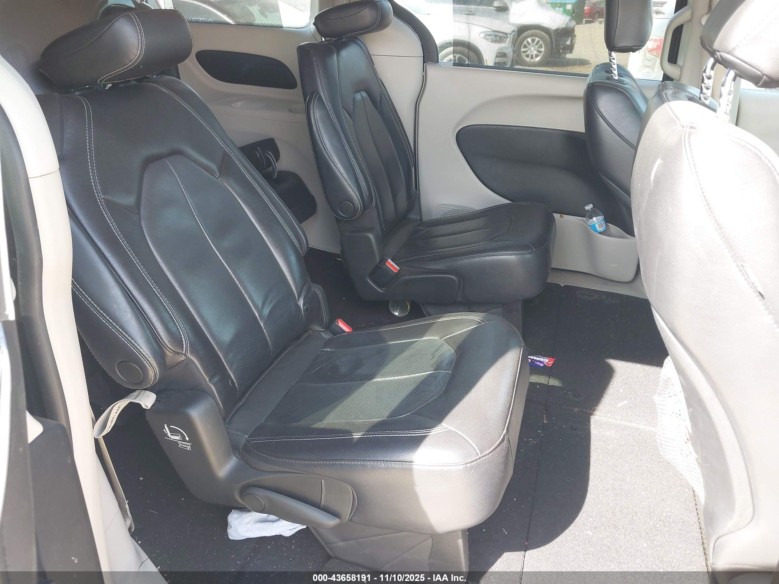 CHRYSLER PACIFICA image 8