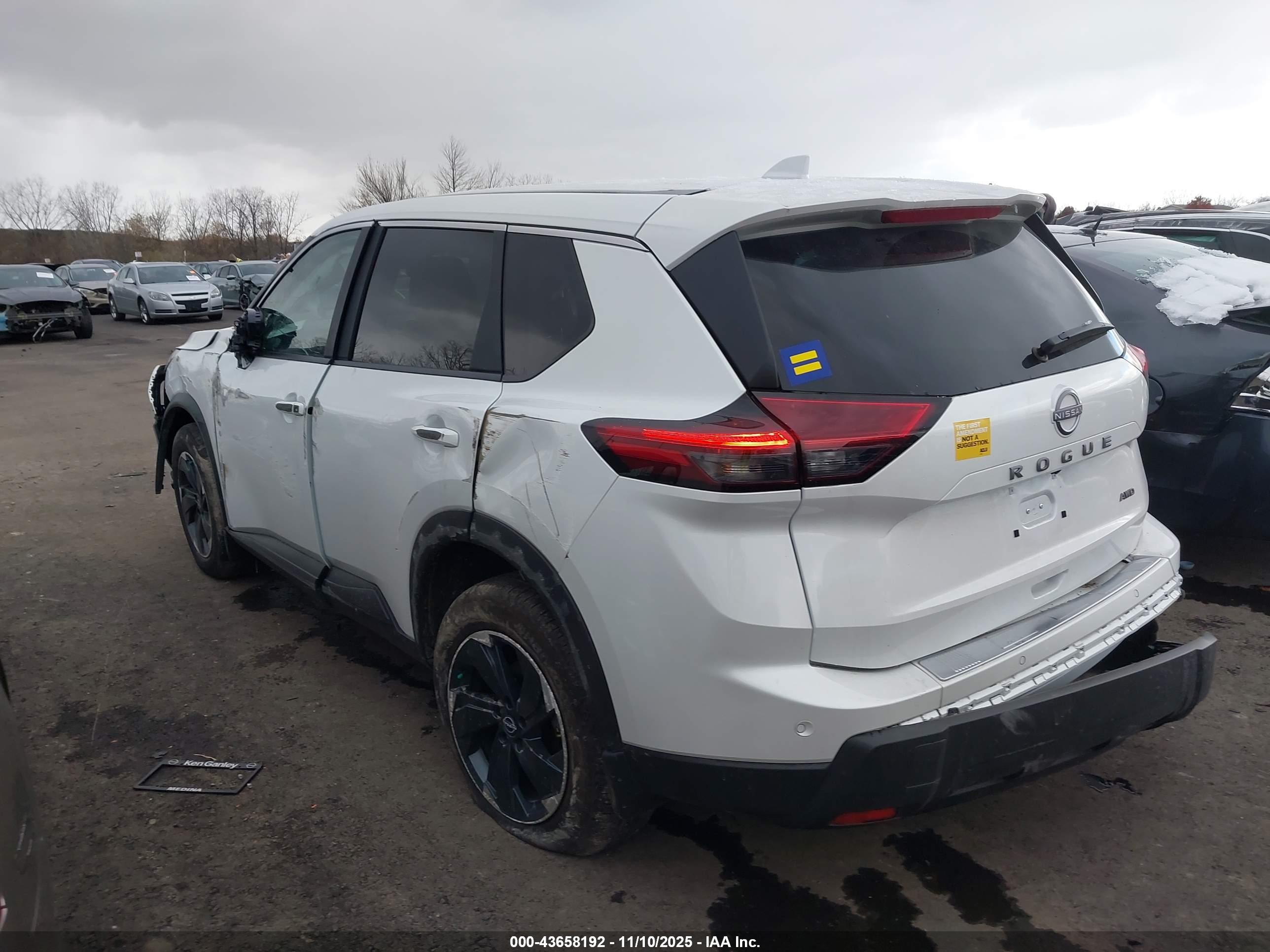 NISSAN ROGUE image 3