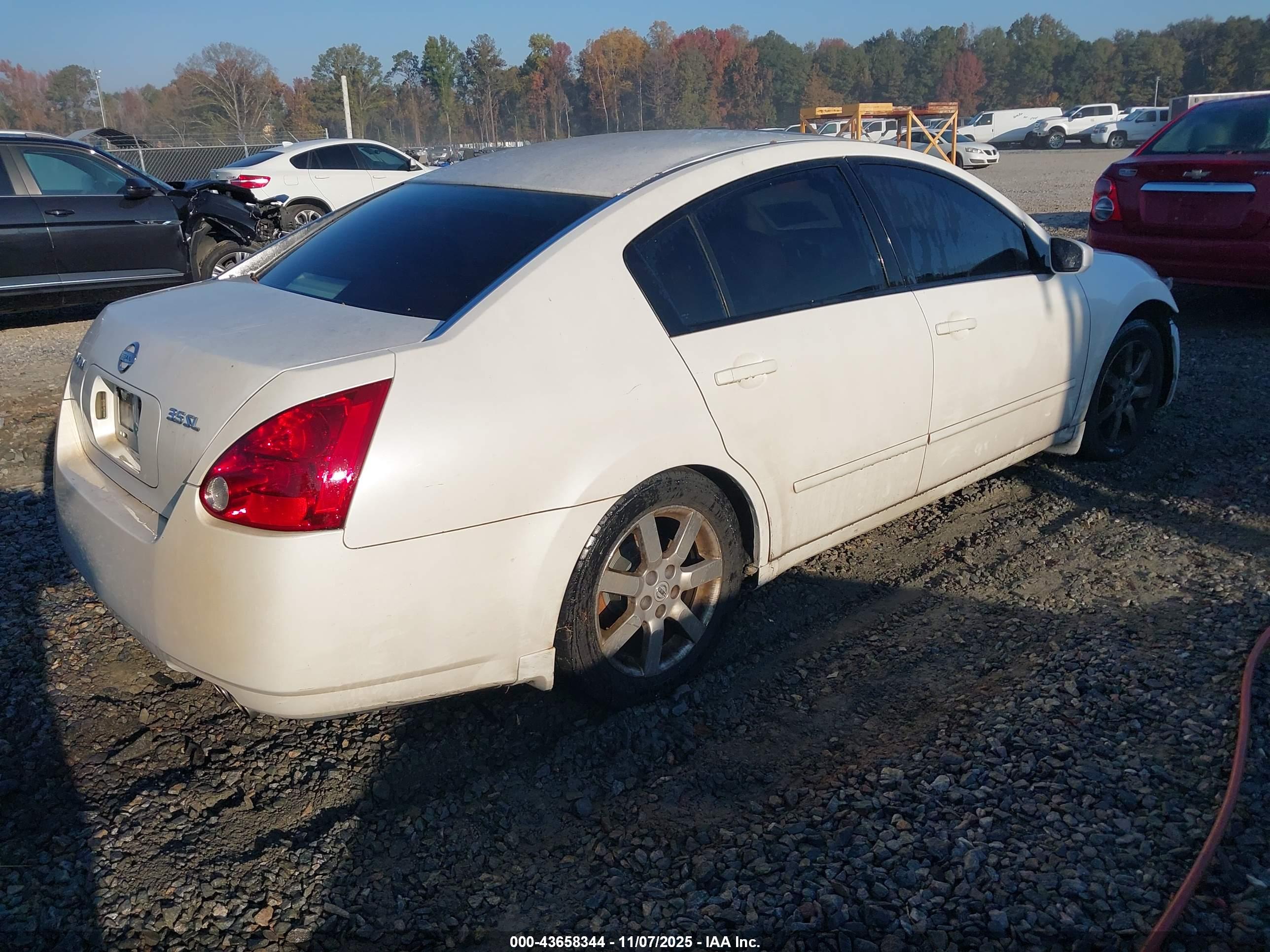 NISSAN MAXIMA image 4