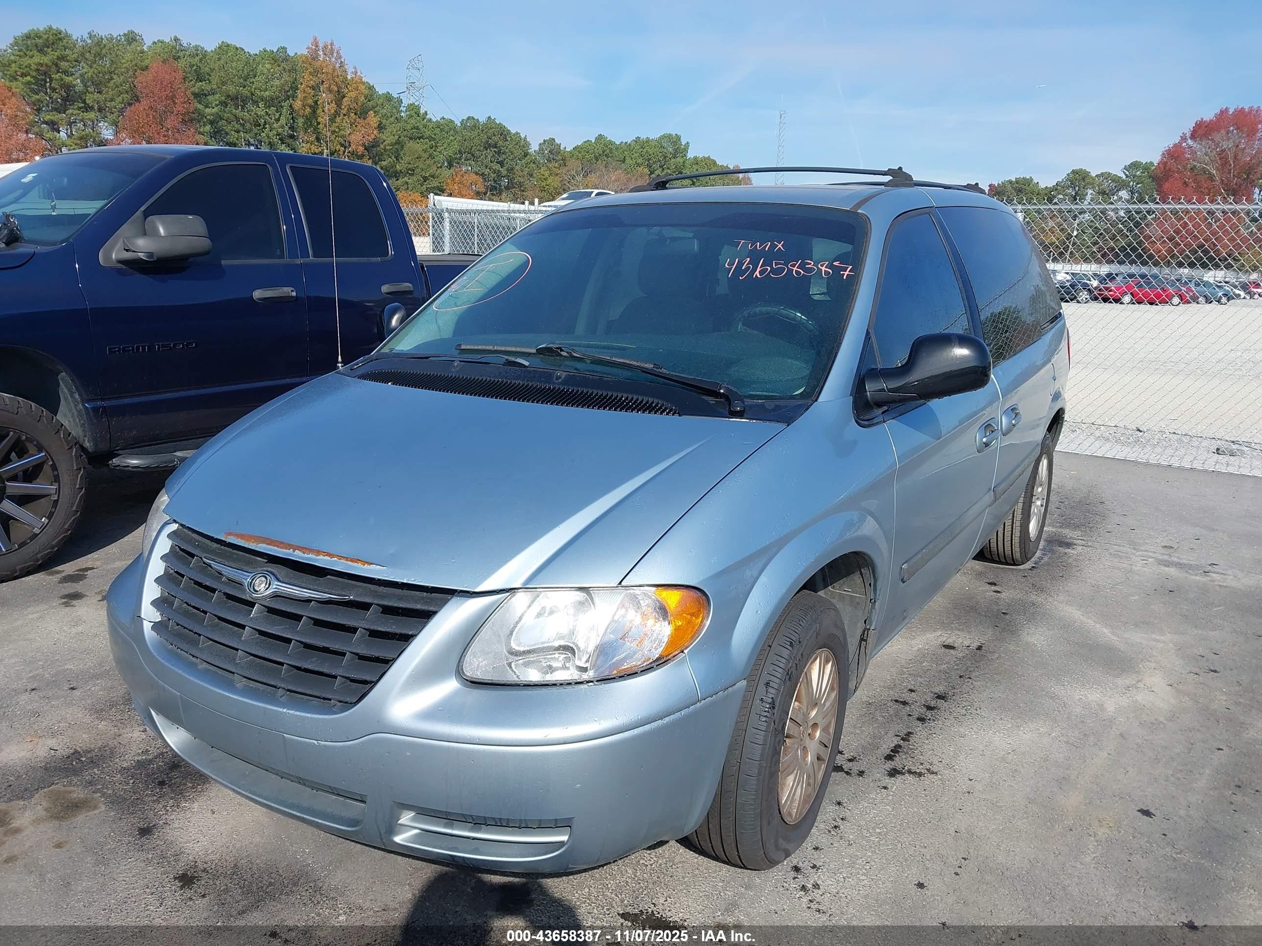 CHRYSLER TOWN image 2