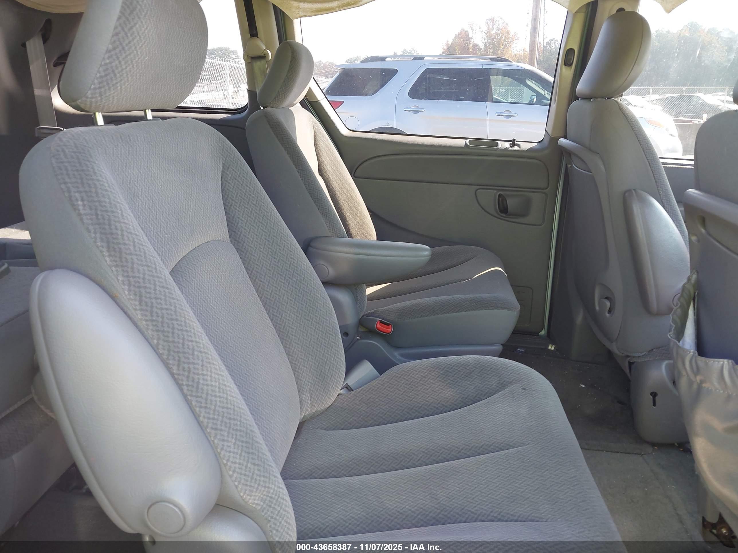 CHRYSLER TOWN image 8