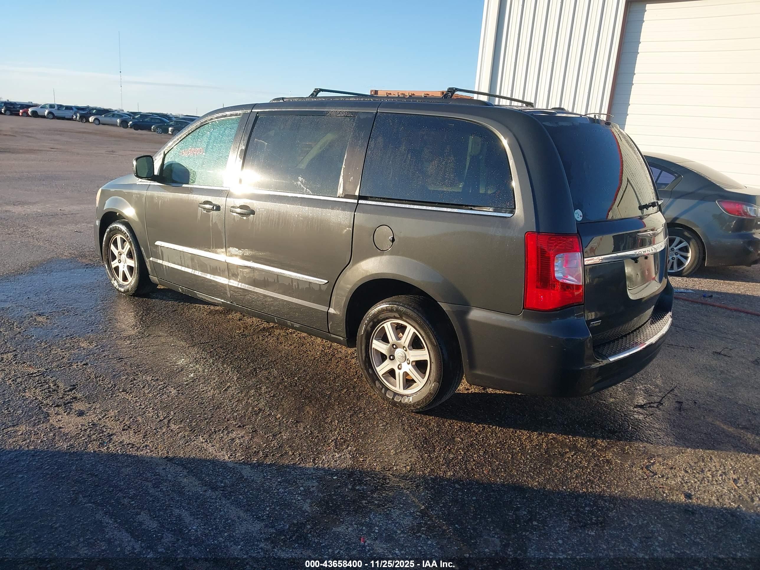 CHRYSLER TOWN image 3